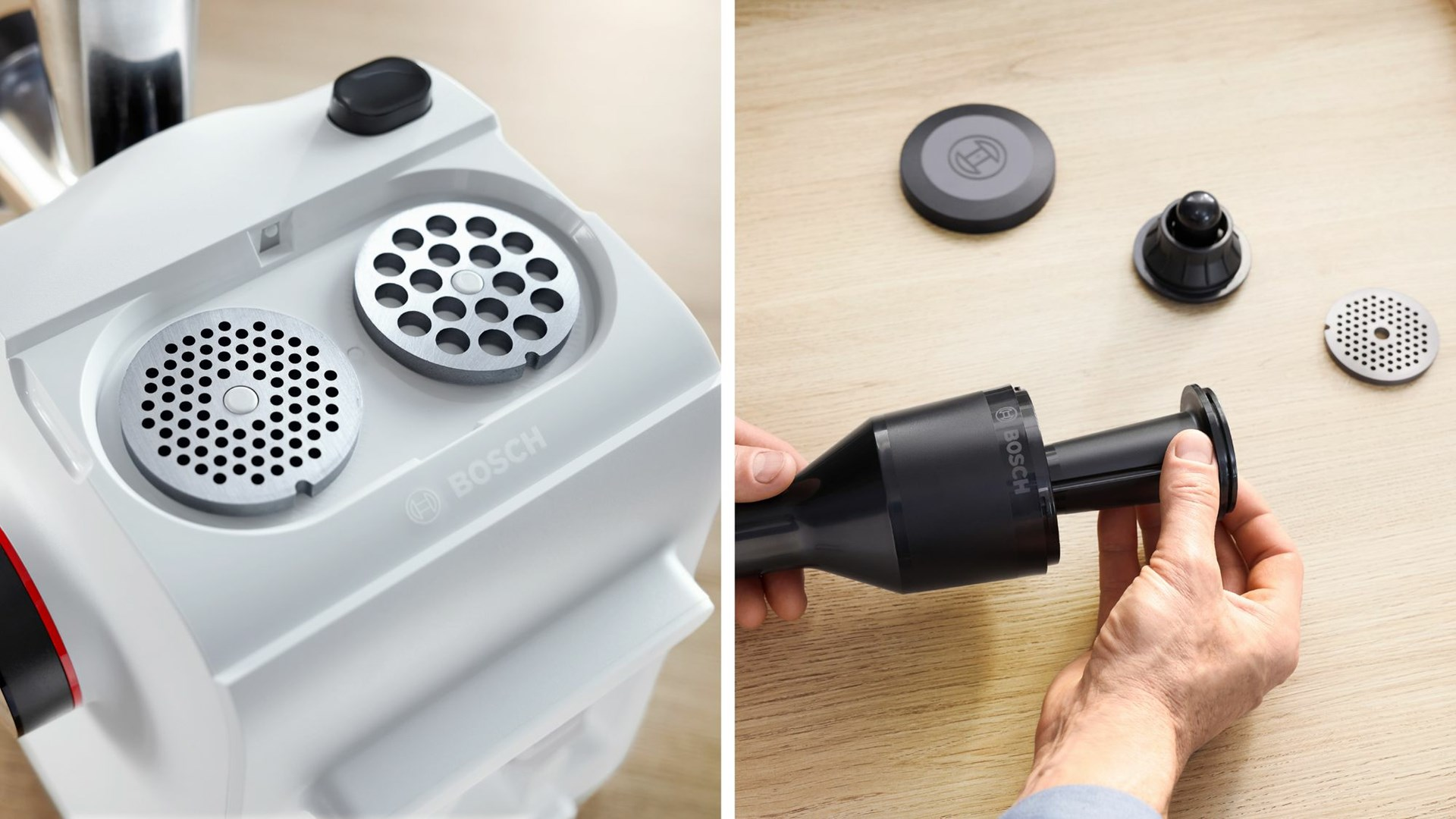 Biała maszynka do mięsa Bosch z metalowymi płytkami i czarnym nasadką trzymaną w dłoni. Inne części są rozrzucone.