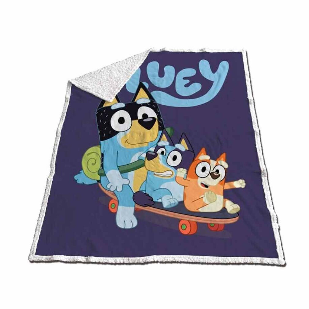 Eine Decke mit Bluey und Freunden auf einem Skateboard. Der Hintergrund ist dunkelblau mit dem Wort 'Bluey'.