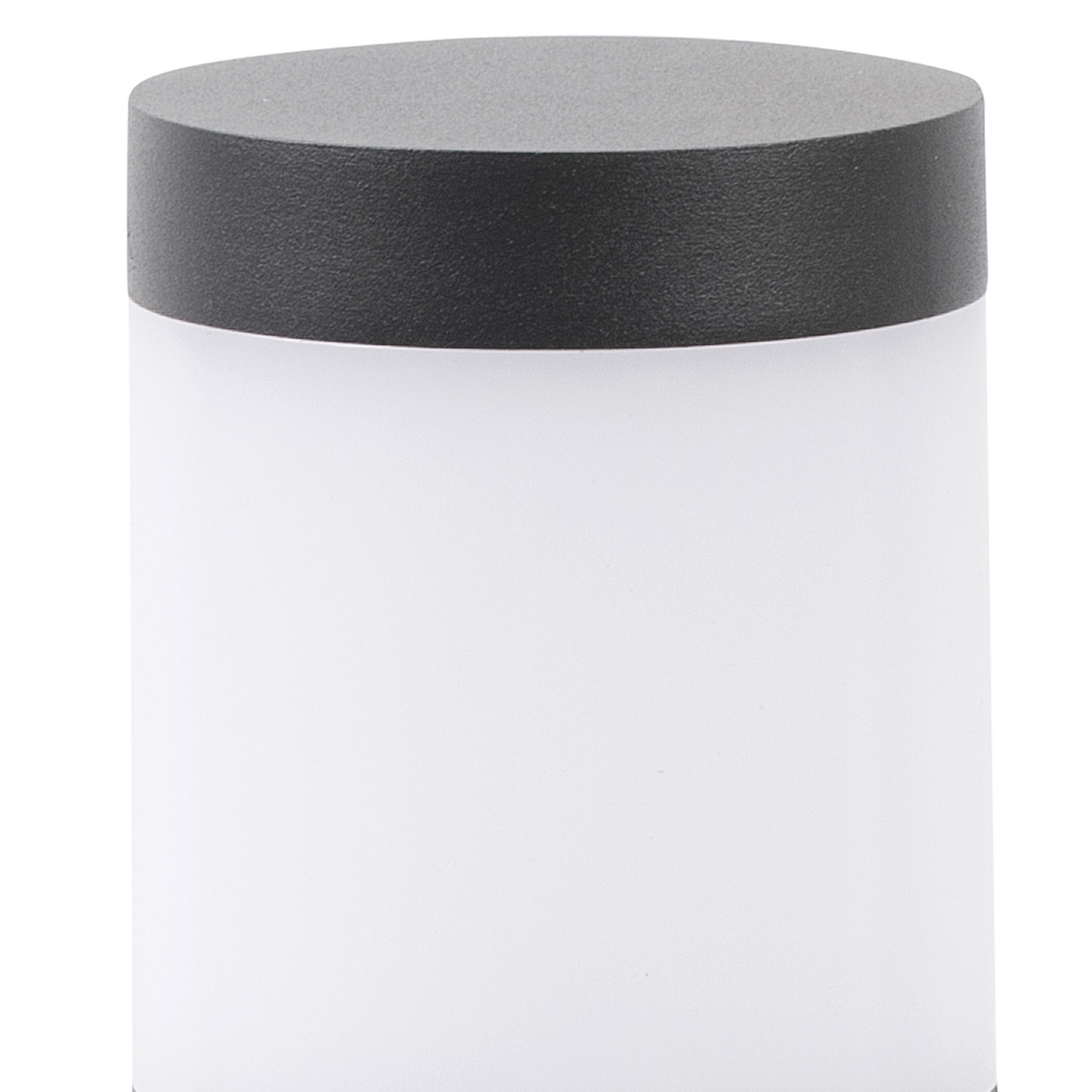 Una lampada cilindrica con parte superiore grigio scuro e corpo bianco illuminato. La parte superiore è strutturata.