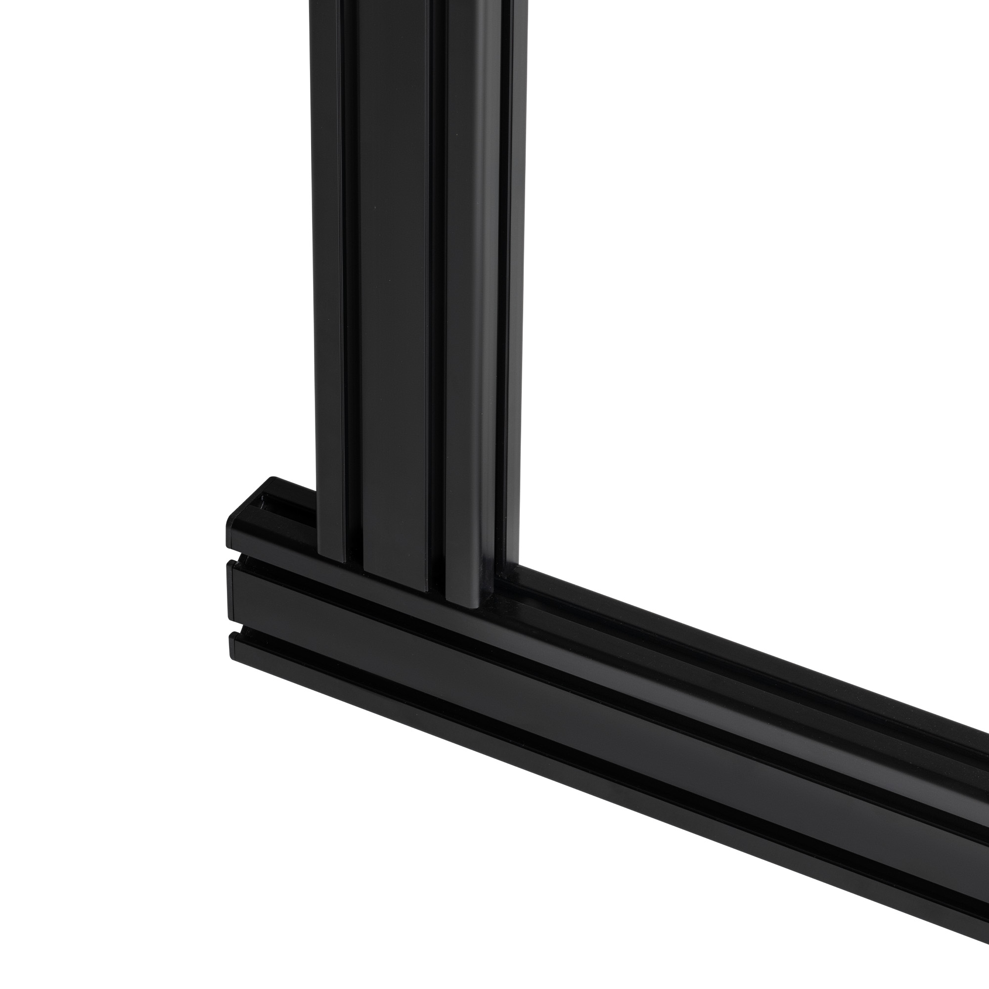Zwarte metalen framehoek op witte achtergrond. Verticale en horizontale balken komen samen in 90 graden.