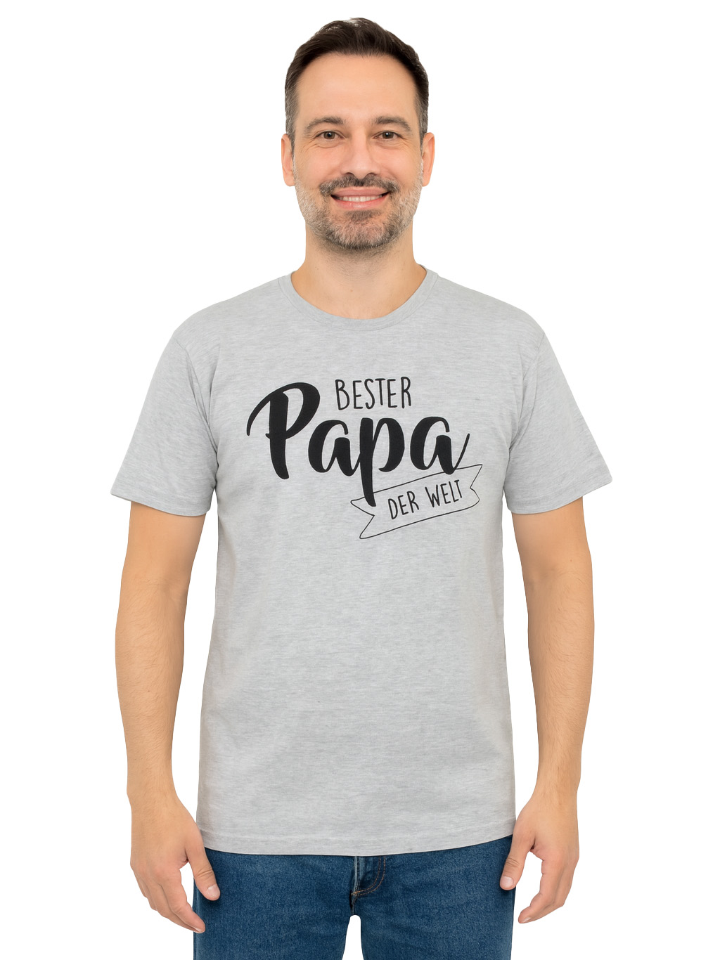 Ein Mann trägt ein graues T-Shirt mit der Aufschrift 'Bester Papa der Welt'. Er lächelt, hat dunkles Haar und steht vor weißem Hintergrund.