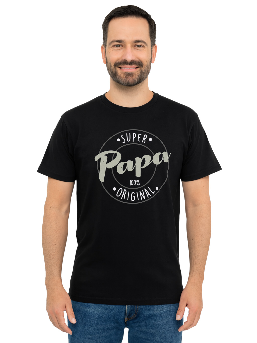 Ein Mann trägt ein schwarzes T-Shirt mit den Worten 'Super Papa 100% Original'. Er lächelt, hat dunkle Haare und einen Bart.