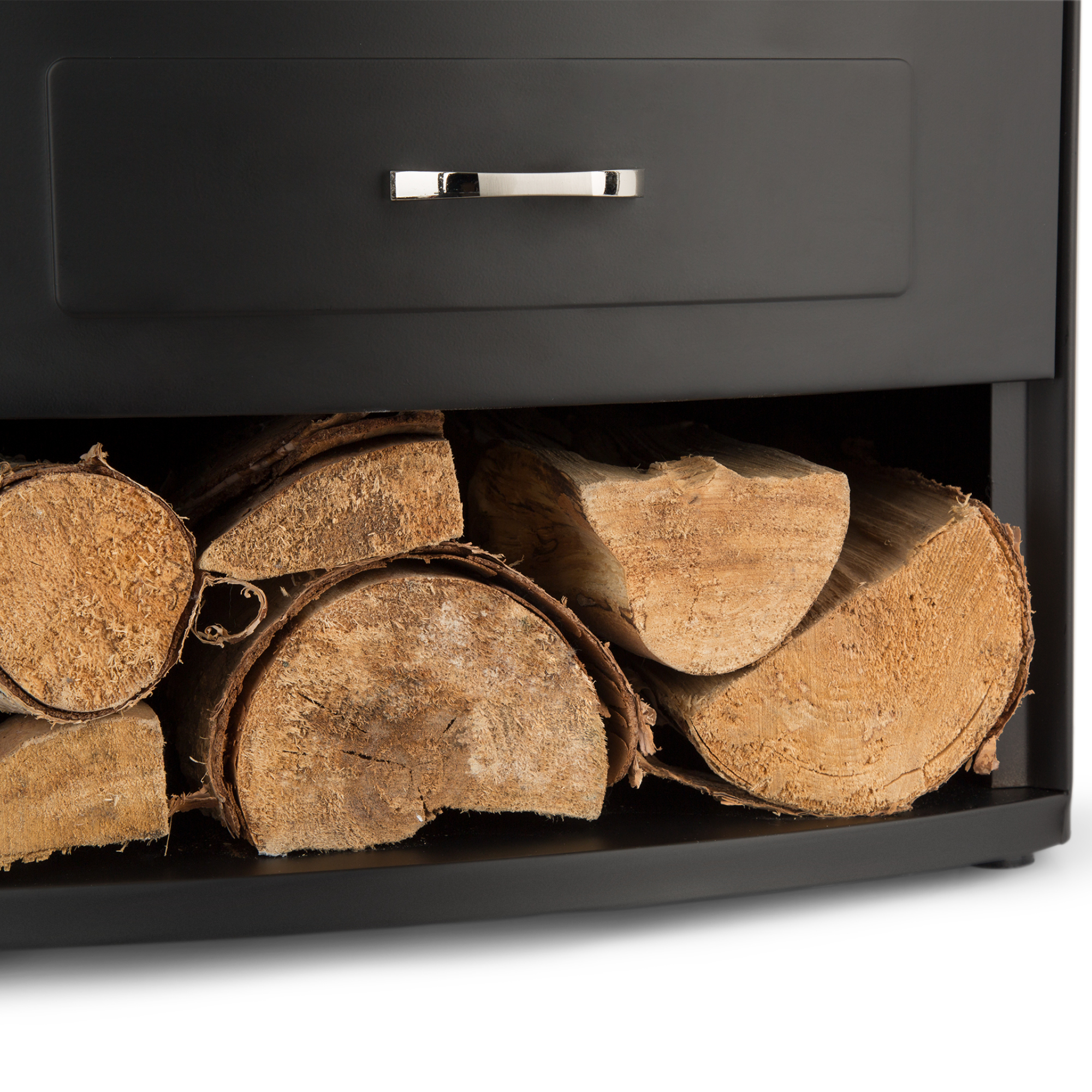 Ein schwarzes Brennholzregal mit Schublade und Holzscheiten. Die Holzscheite sind unter der Schublade gestapelt.