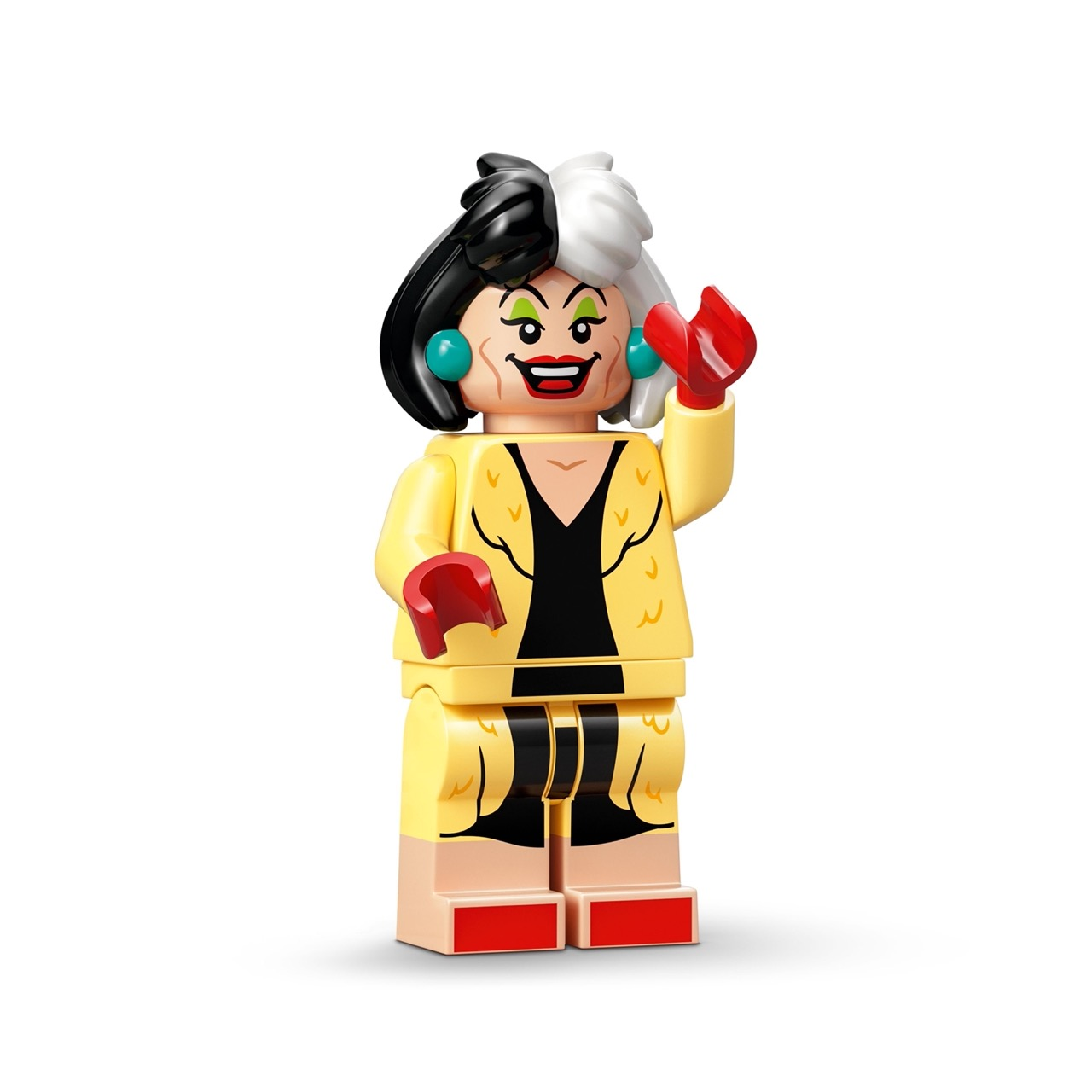 Lego-figuur van Cruella de Vil met zwart-wit haar, gele jas, zwarte jurk, rode handschoenen en turquoise oorbellen.