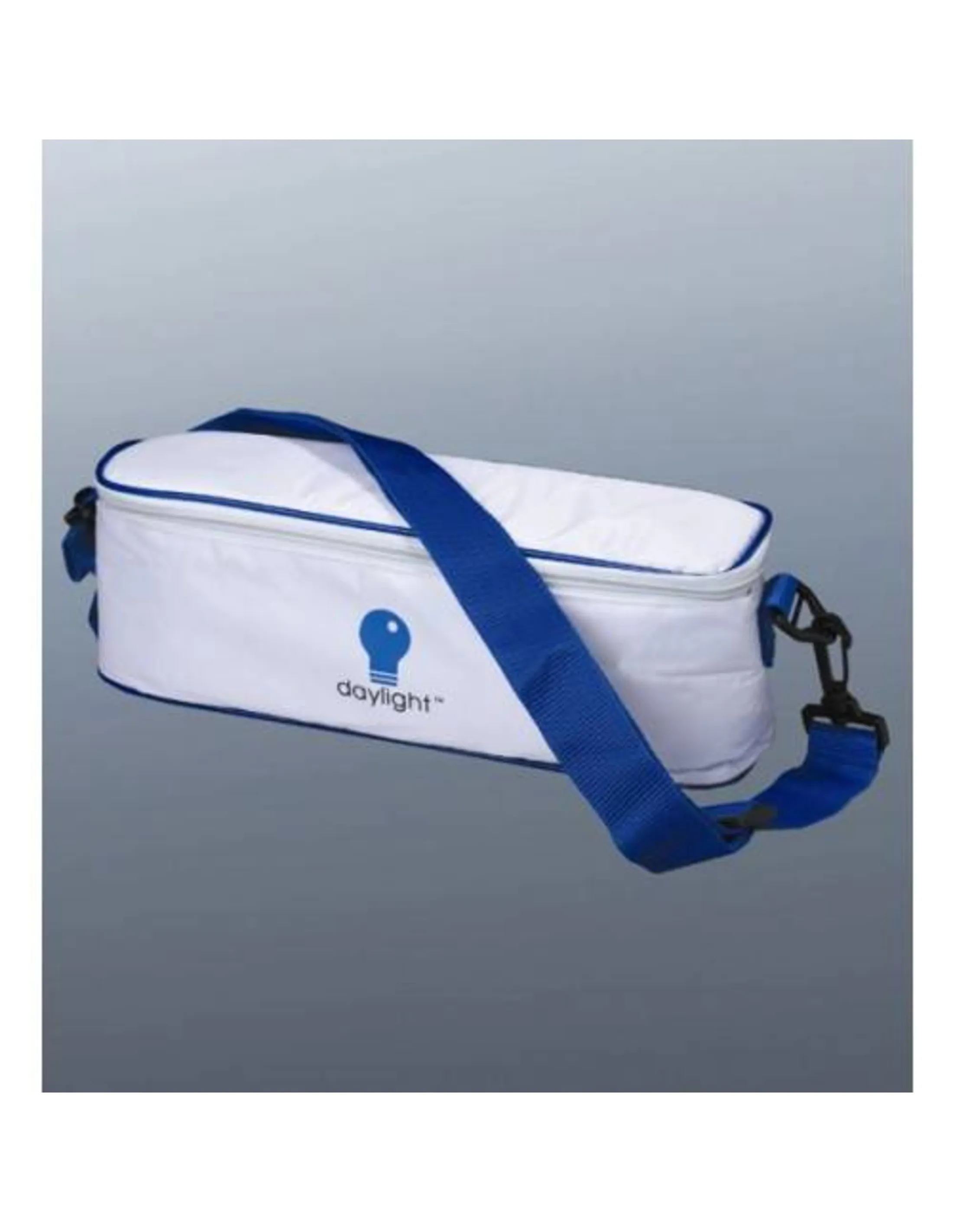 Een wit en blauw schoudertasje met het 'daylight' logo. Het heeft een blauwe band en een zwarte clip.
