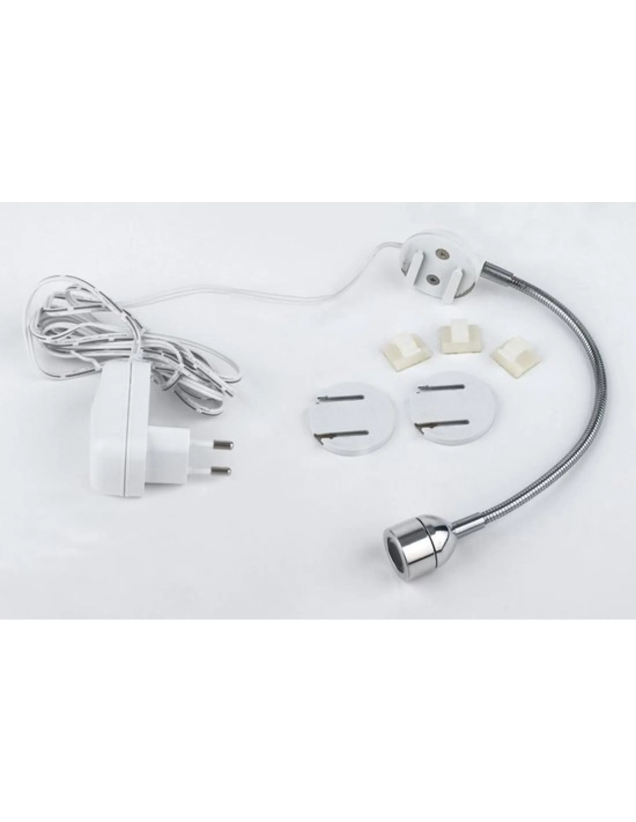 Een witte LED-lamp met een flexibele nek en een voedingsadapter en kabel liggen op een wit oppervlak.