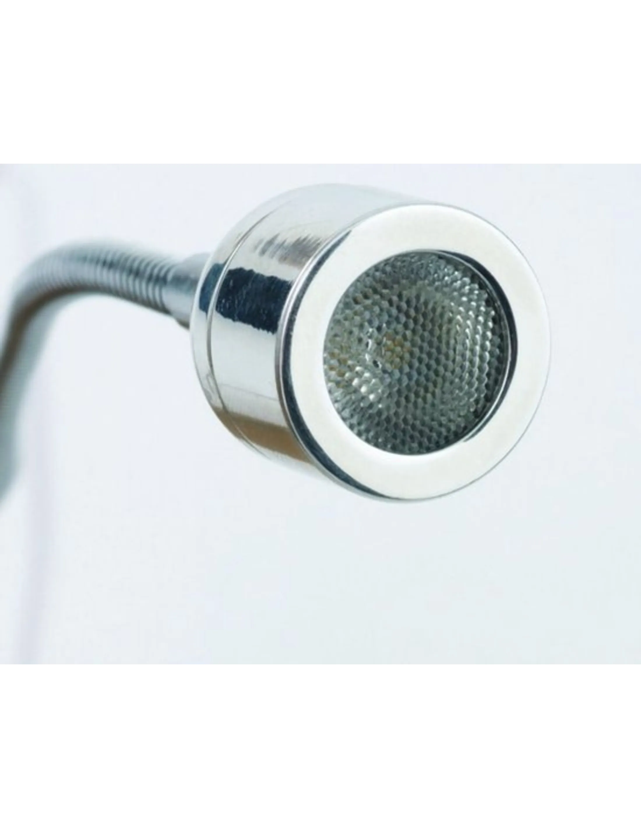 Een close-up van een zilveren bureaulamp. De lamp heeft een ronde kop met een textuuroppervlak en een flexibele arm.