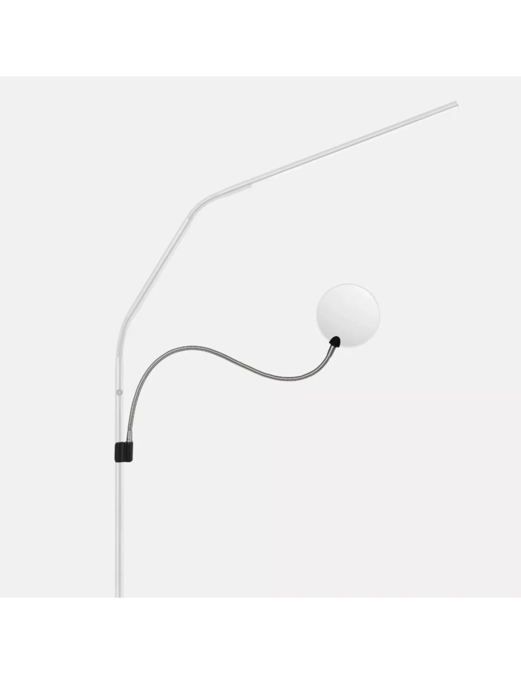 Een witte moderne vloerlamp. Het heeft een gebogen arm met een ronde witte lampkop en een zilveren flexarm.