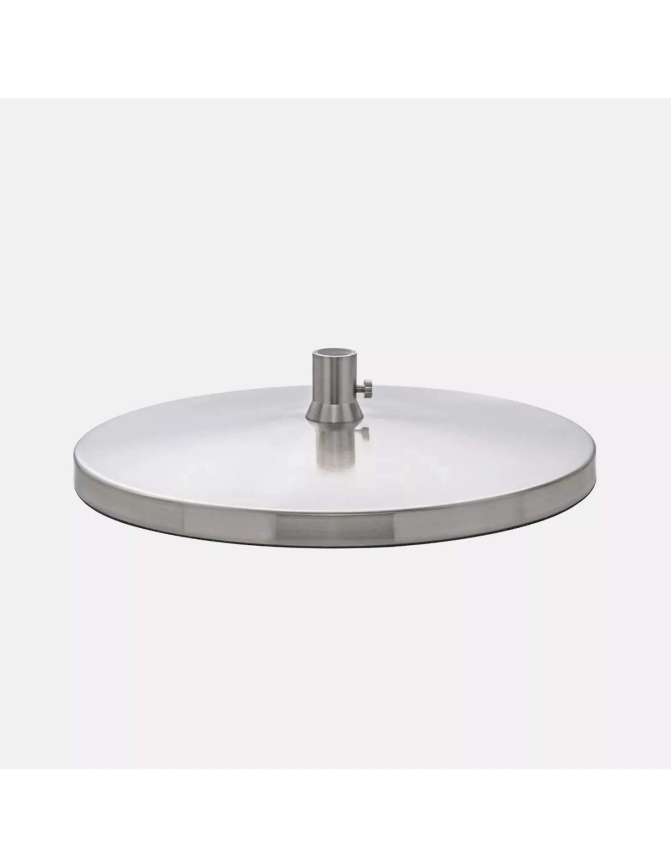 Een ronde, zilveren metalen basis voor een parasol. Het heeft een centrale paal en een schroef.