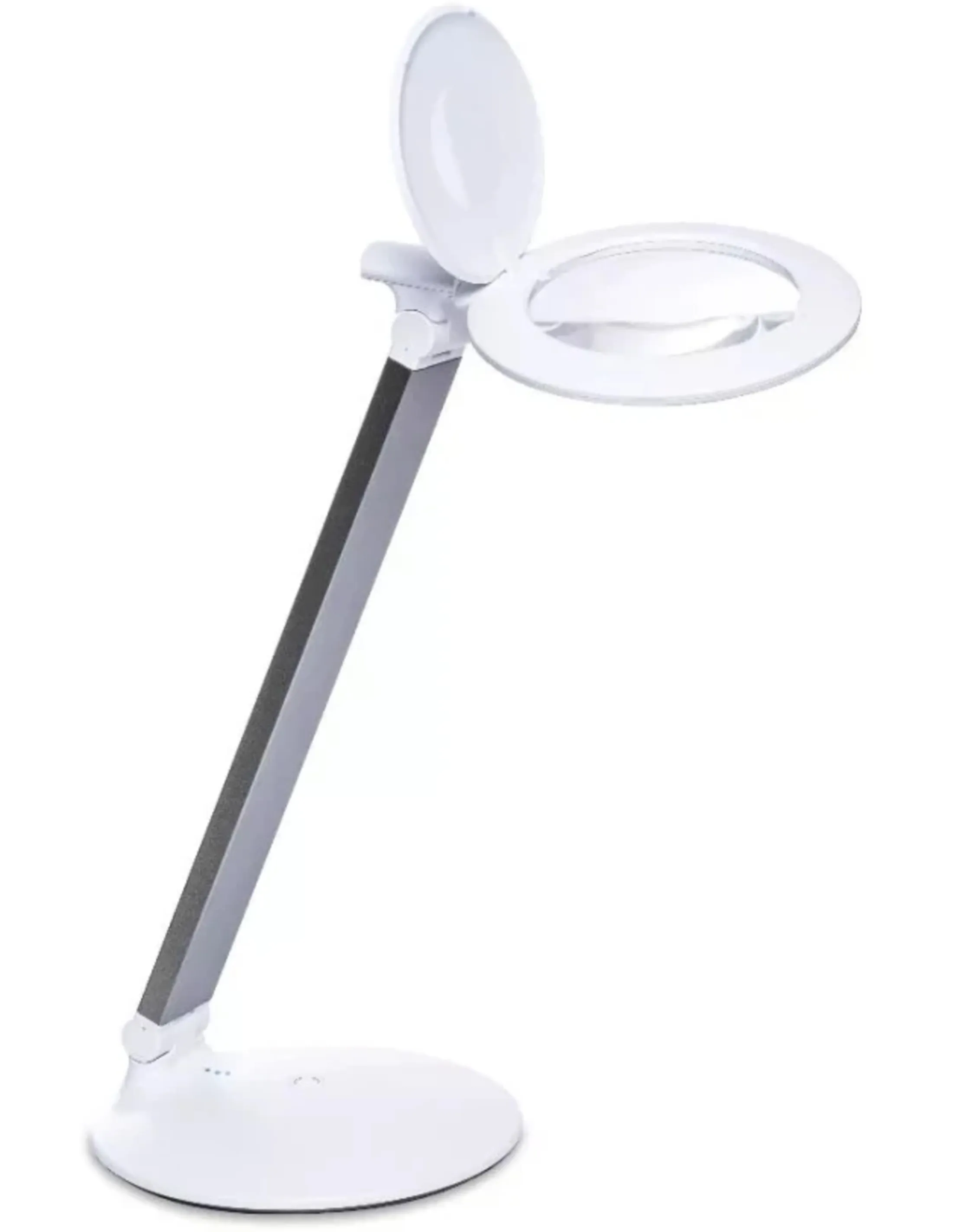 Een witte en zilveren vergrootlamp wordt getoond. Het heeft een ronde voet, een lange arm en een vergrootglas.