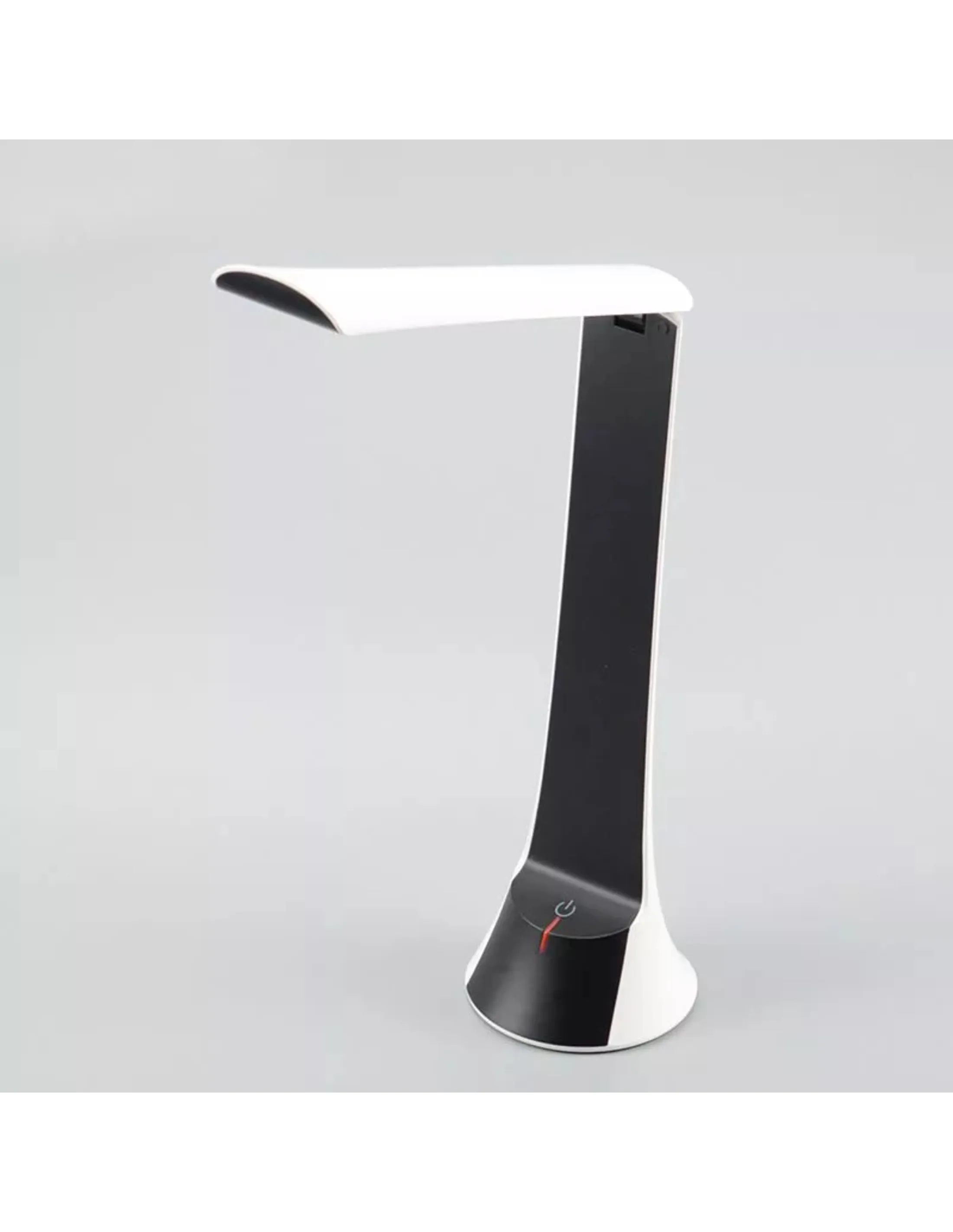 Een moderne wit en zwarte bureaulamp. Het heeft een gebogen bovenkant, een aan/uit-knop en een zwart-witte basis.