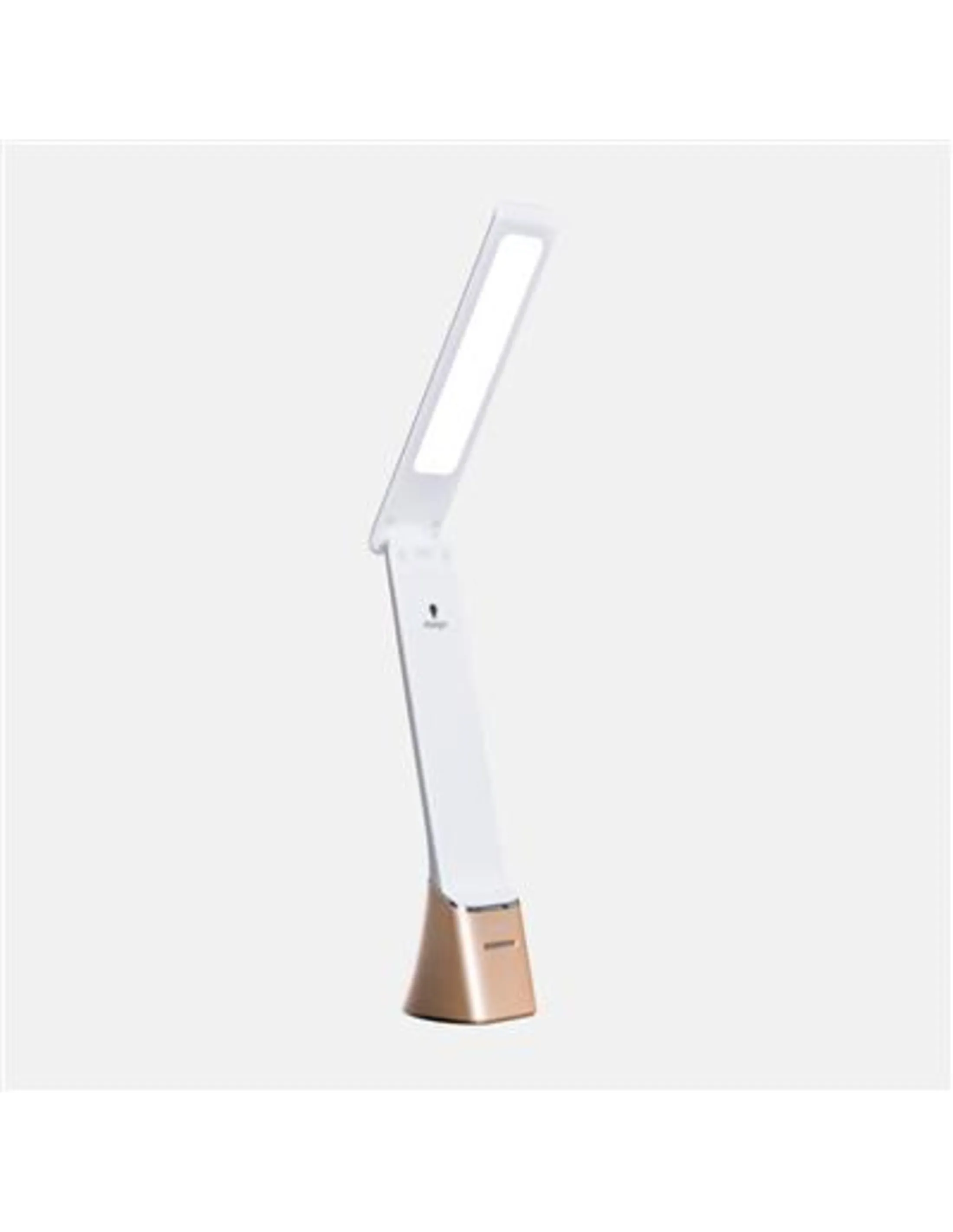 Een witte en gouden LED-bureaulamp op een witte achtergrond. De lamp staat schuin, met het licht aan.