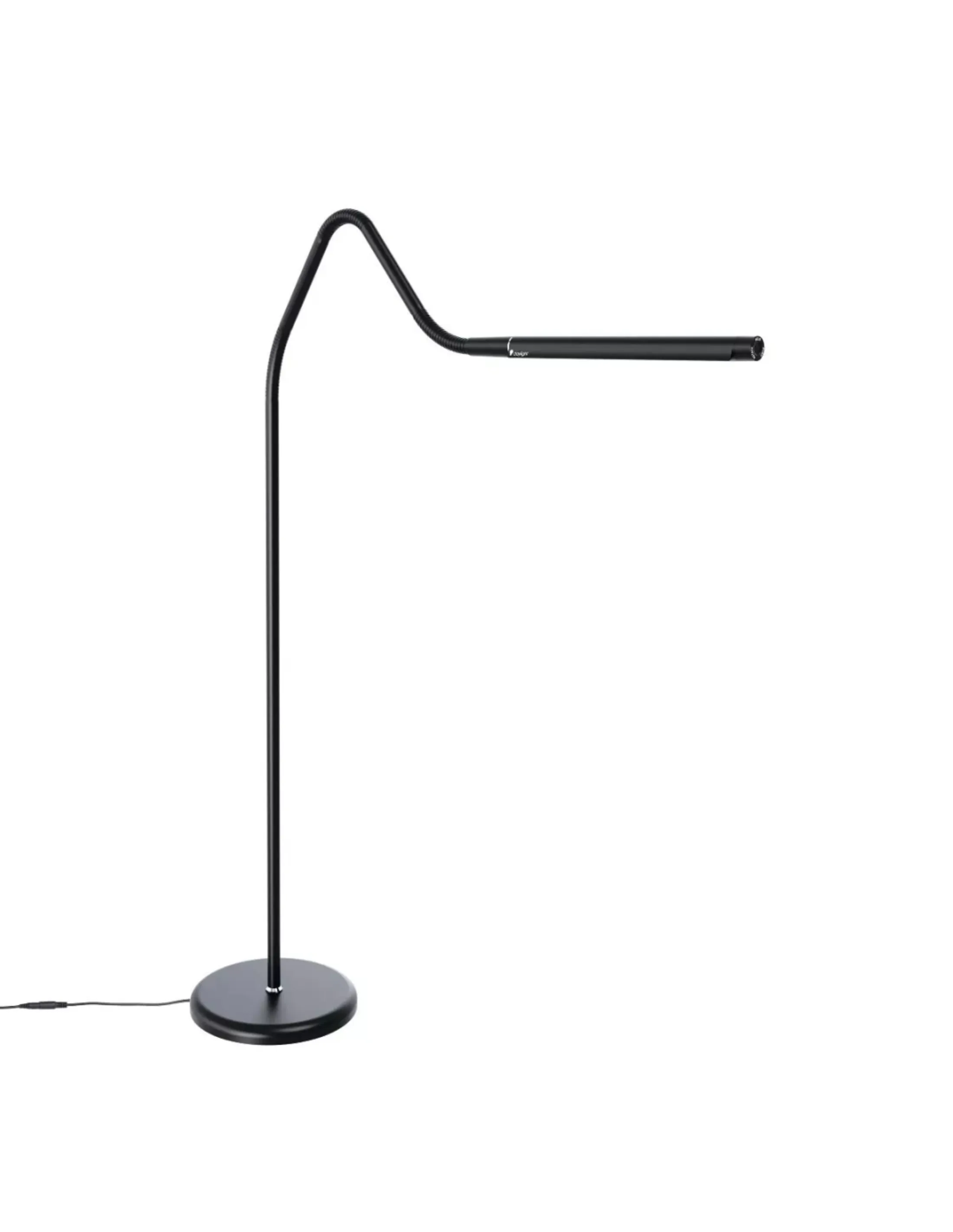 Een zwarte, moderne vloerlamp. Het heeft een gebogen arm en een ronde voet. De achtergrond is wit.