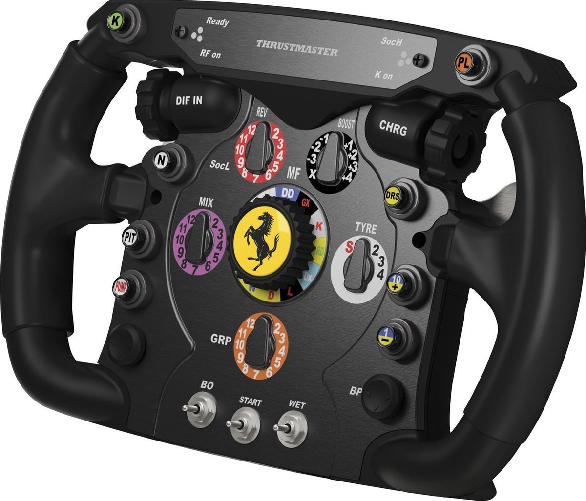 Un volante da corsa Thrustmaster nero con pulsanti, quadranti e un logo Ferrari. Include 'Ready', 'DRS' e altre etichette.