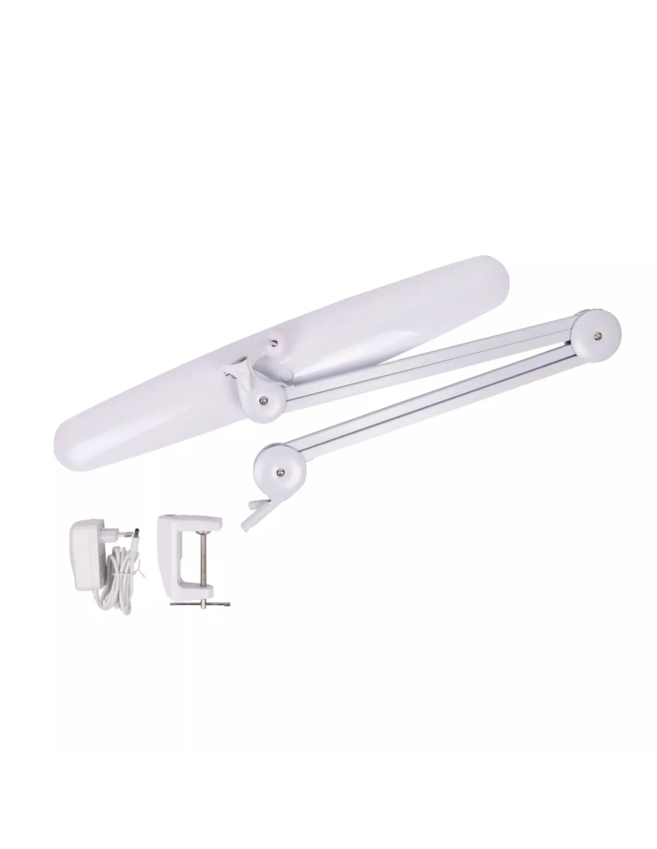 Witte bureaulamp met verstelbare arm en klemvoet, en voedingsadapter. Alles op witte achtergrond.