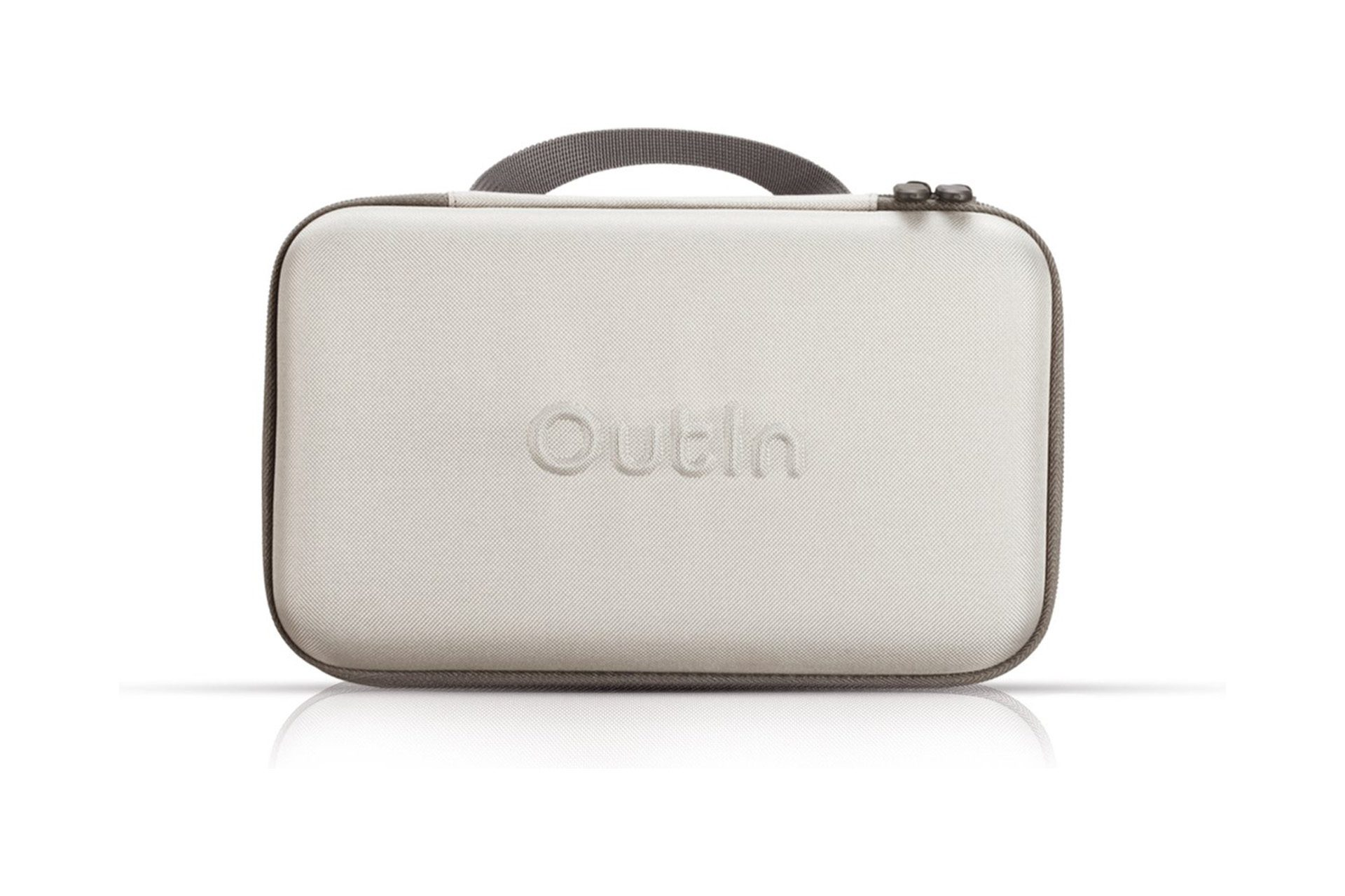 Een crèmekleurige etui met een grijze handgreep en ritssluiting. Het woord 'Outlin' staat in reliëf op de voorkant. Een schaduw wordt geworpen.