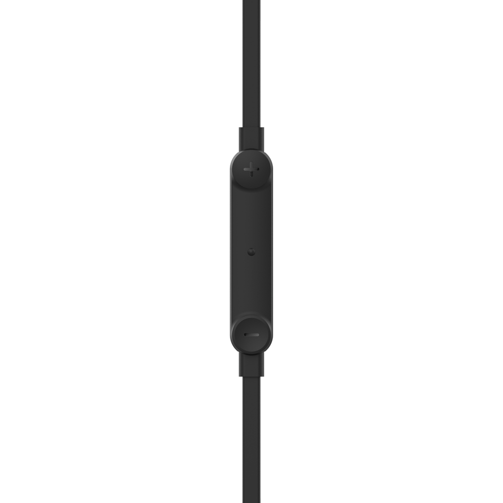 Nahaufnahme einer schwarzen Inline-Fernbedienung mit Plus- und Minus-Tasten, die an einem schwarzen Kabel befestigt ist, vor weißem Hintergrund.