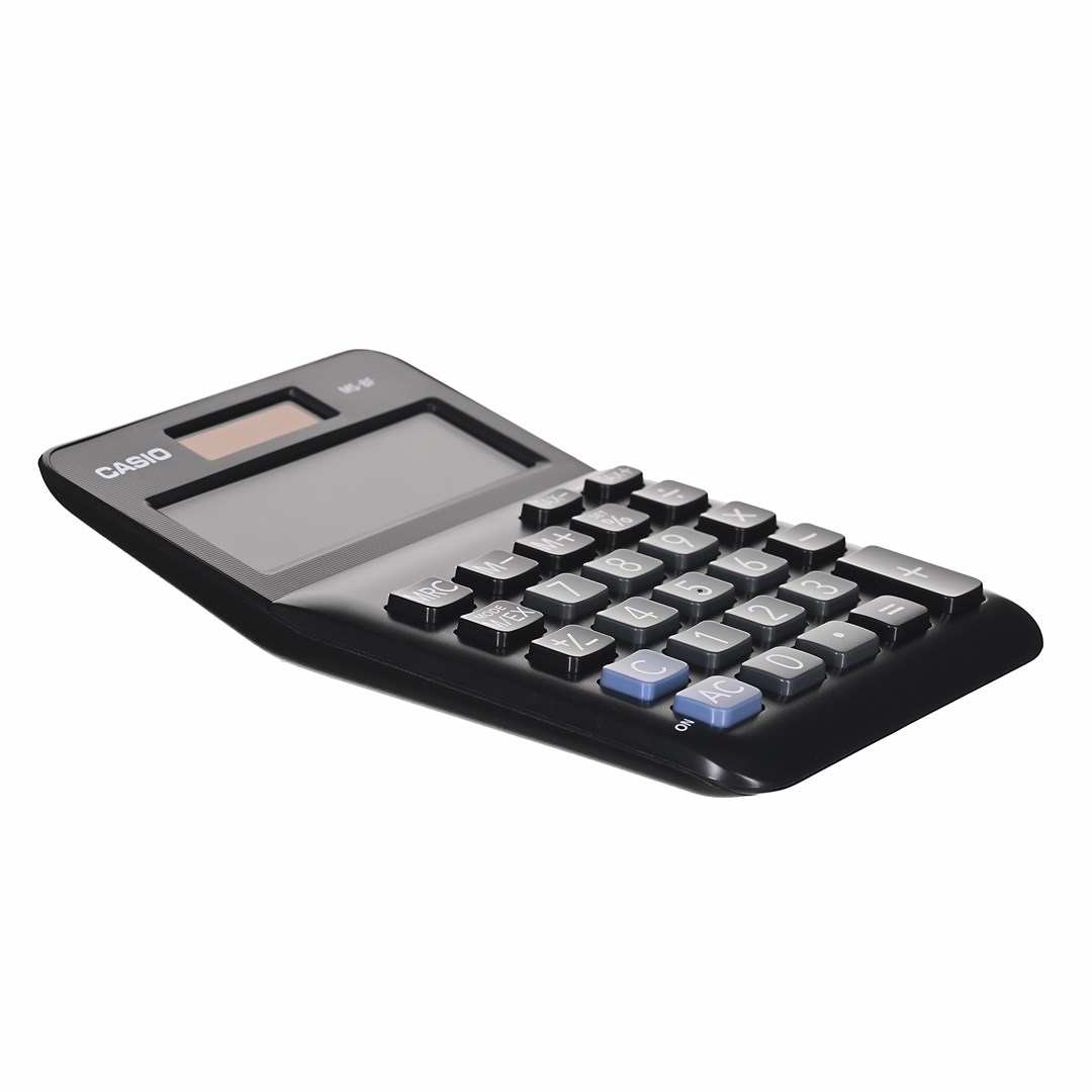 Une calculatrice Casio noire avec des boutons blancs et bleus. Elle a un écran en haut. Le fond est blanc.