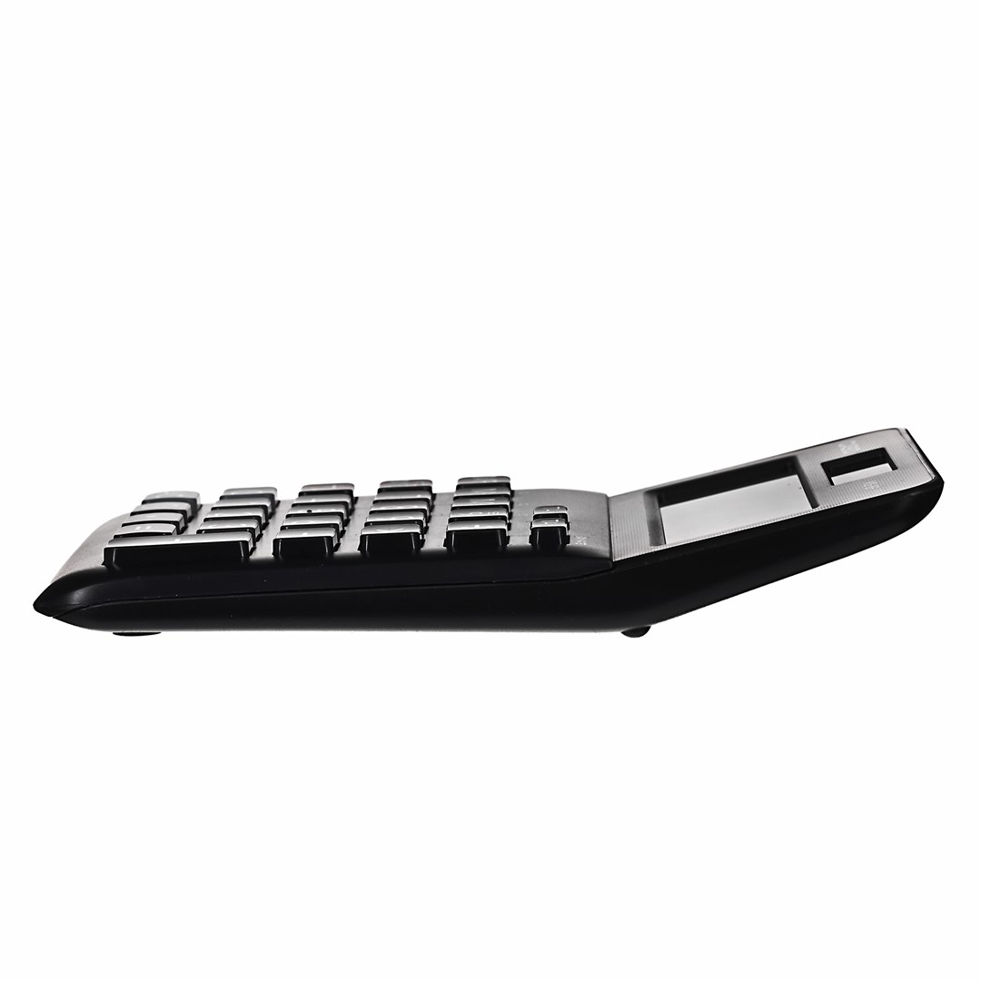 Une calculatrice noire vue de côté, avec un écran incliné et de nombreux boutons carrés. Le fond est blanc.