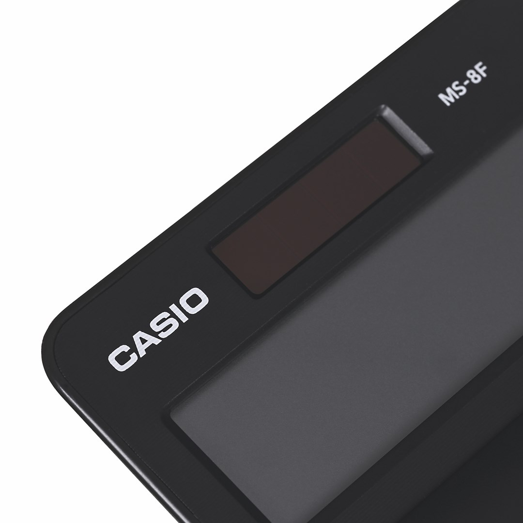 Gros plan sur une calculatrice Casio MS-8F noire. L'écran est visible, avec le logo Casio en blanc. Le nom du modèle est MS-8F.