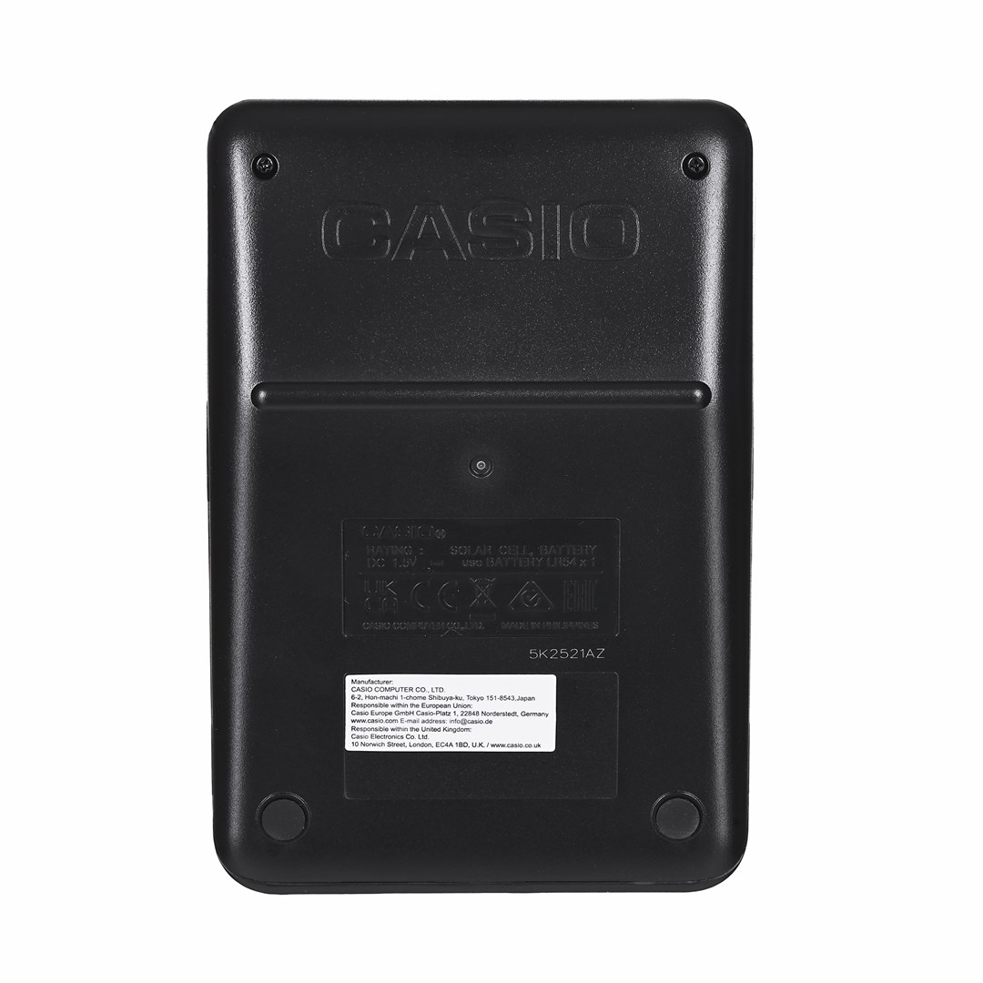 Dos noir de calculatrice Casio avec texte et logos, dont 'CASIO'. Détails sur la tension et le type de batterie sont visibles.