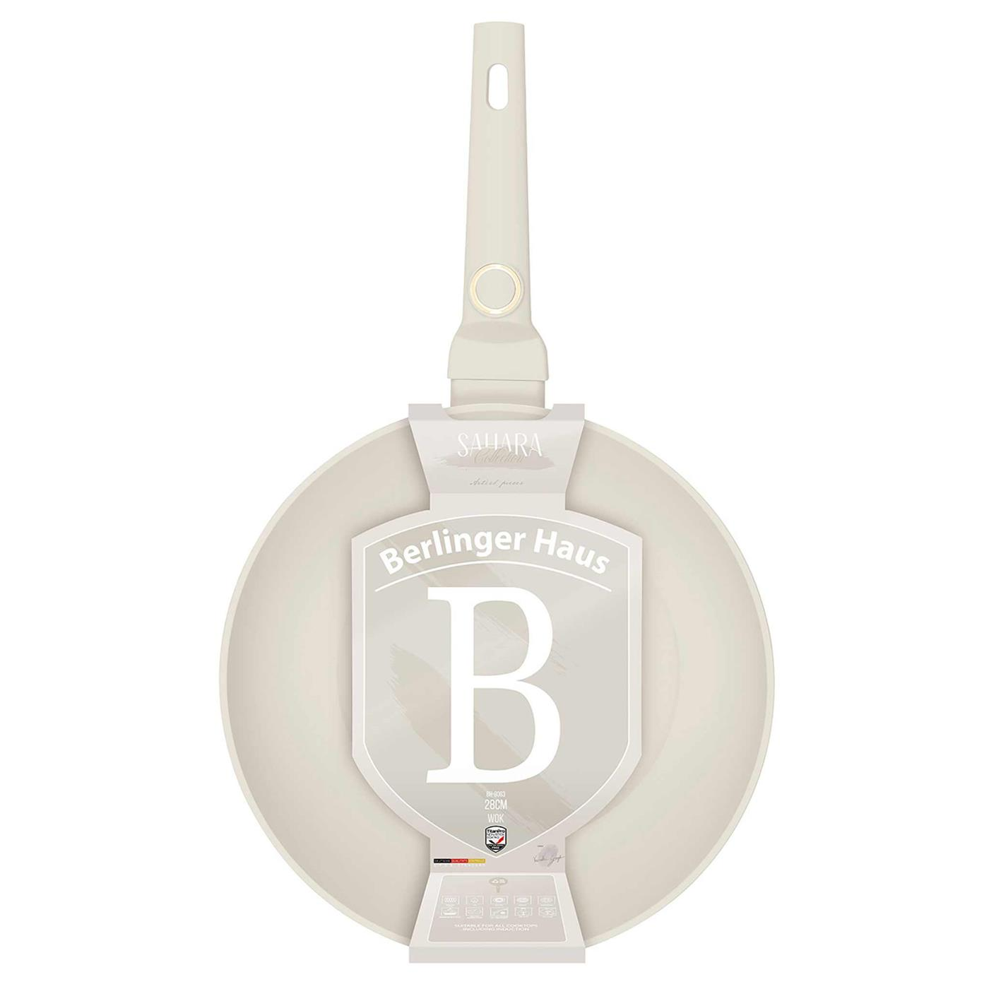 Una sartén beige con un mango largo. Tiene una etiqueta blanca con "Berlinger Haus" y una "B". La sartén es nueva.