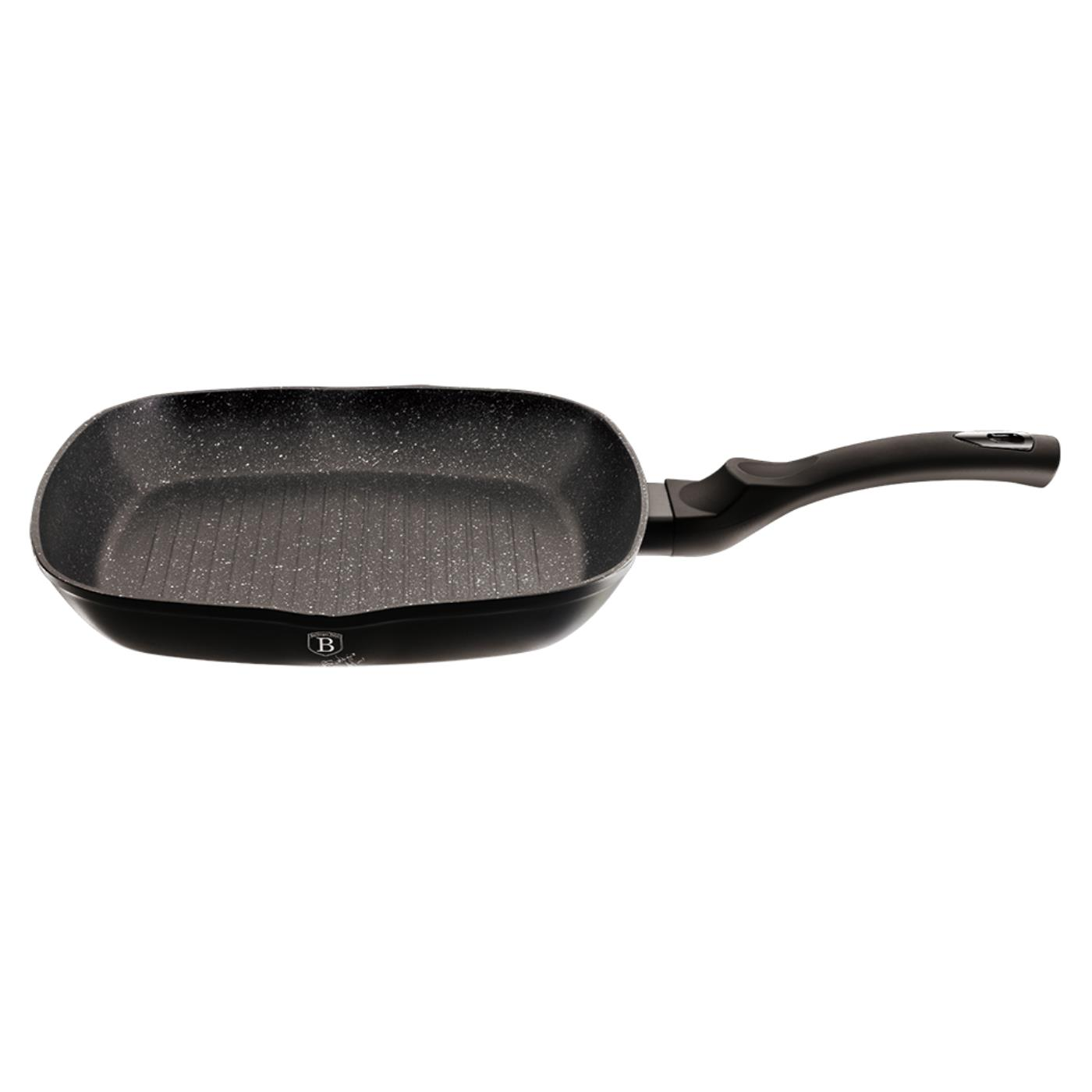 Una sartén de parrilla negra y cuadrada con un mango largo. El interior de la sartén está texturizado. El fondo es blanco.
