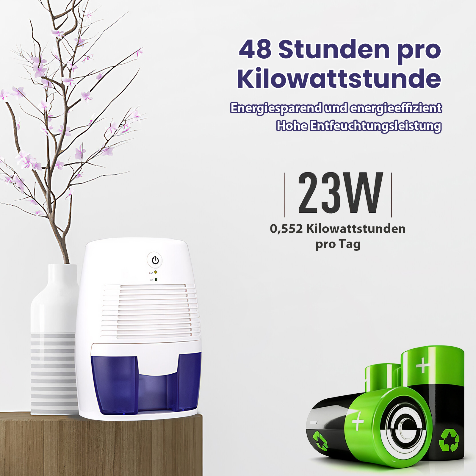 Weißer Luftentfeuchter, Vase mit Blumen und Batterien. Text: 48 Stunden pro kWh, 23W. Hintergrund: weiß.