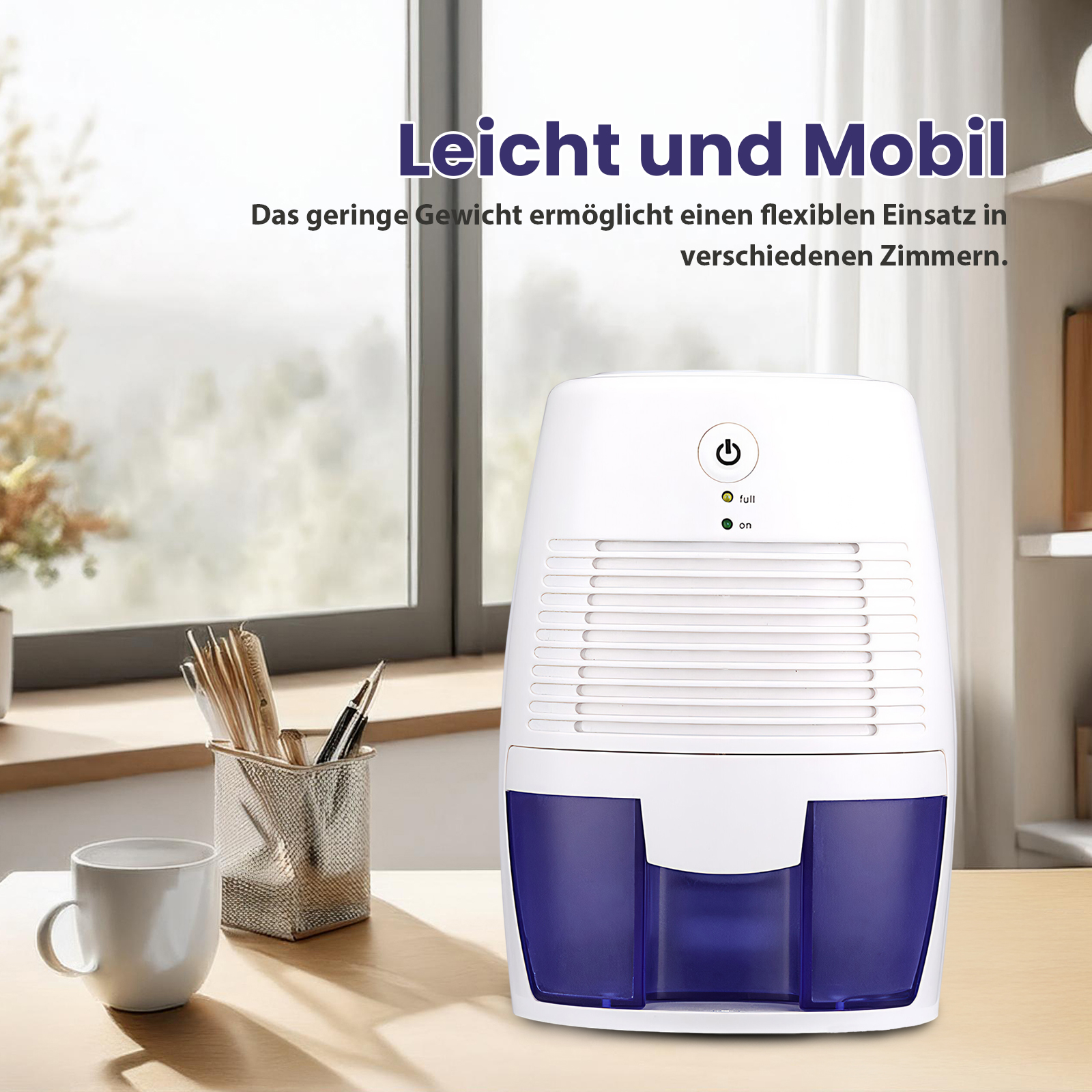 Ein weißer Luftentfeuchter mit blauem Wassertank steht auf einem Tisch. Eine Tasse, ein Stifthalter und ein Fenster sind ebenfalls zu sehen.