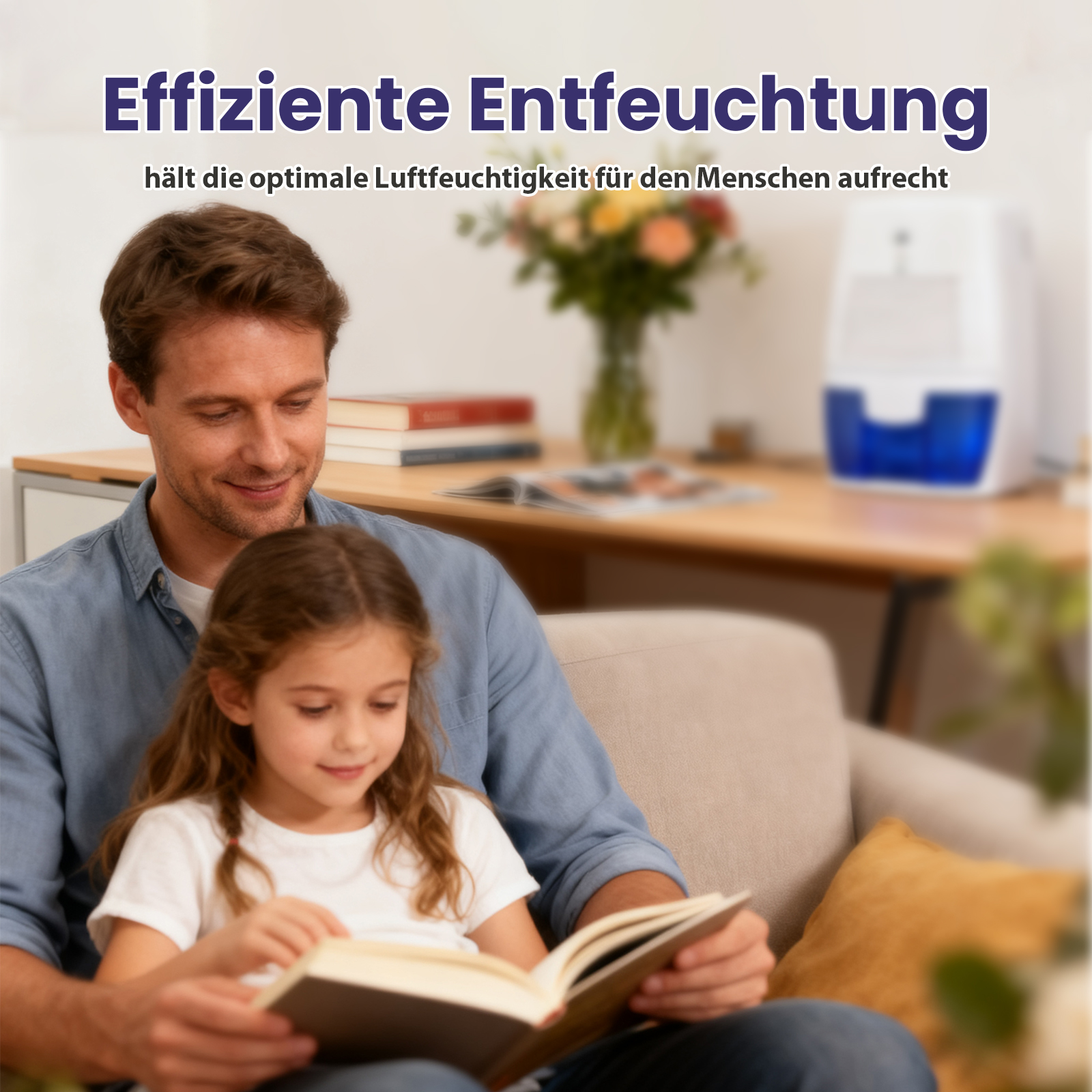 Ein Mann und ein Mädchen lesen ein Buch auf einem Sofa. Ein Luftentfeuchter steht auf einem Tisch. Text: Effiziente Entfeuchtung.
