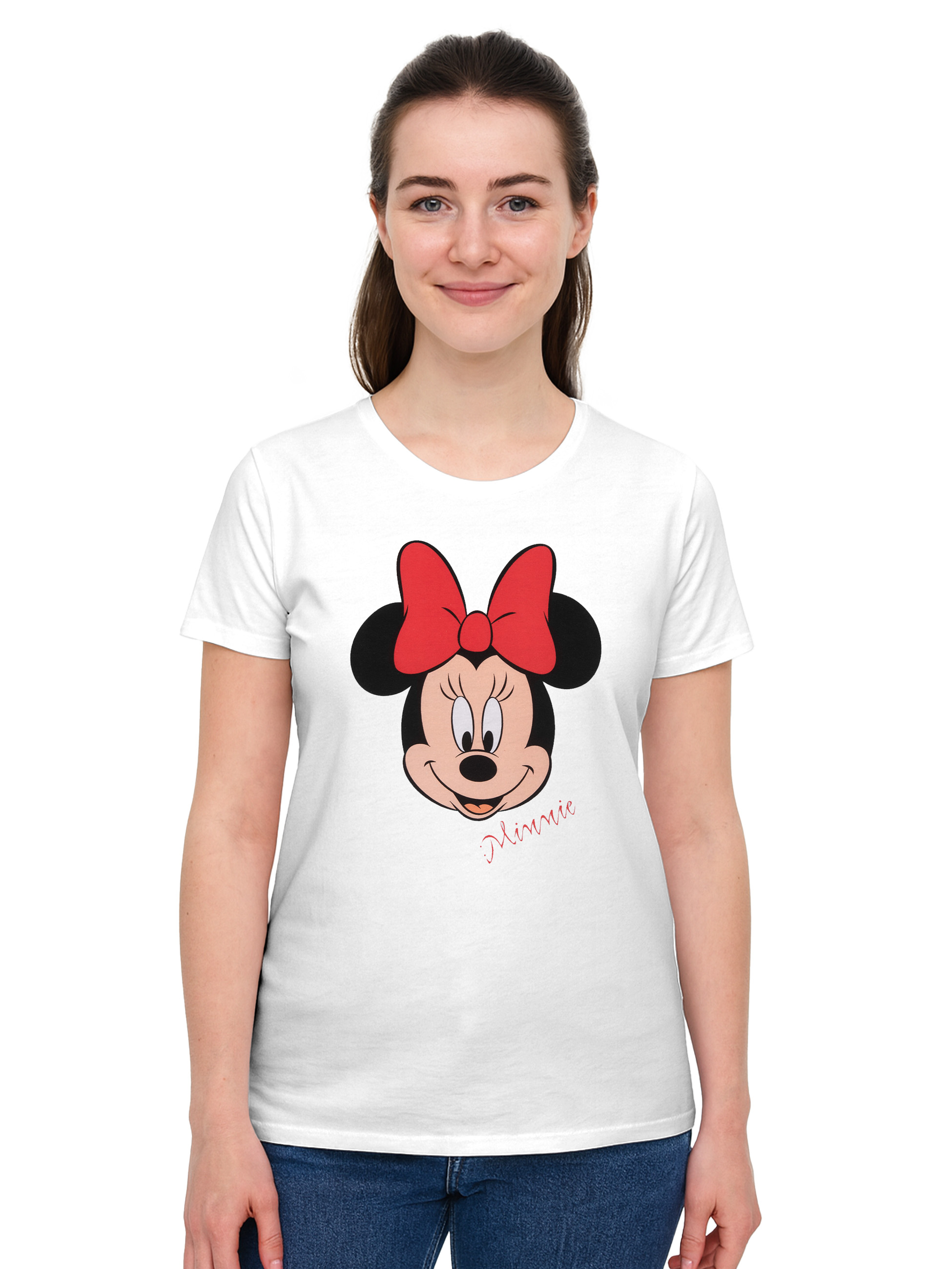 Eine Frau trägt ein weißes T-Shirt mit Minnie Mouse-Grafik. Der Hintergrund ist weiß.