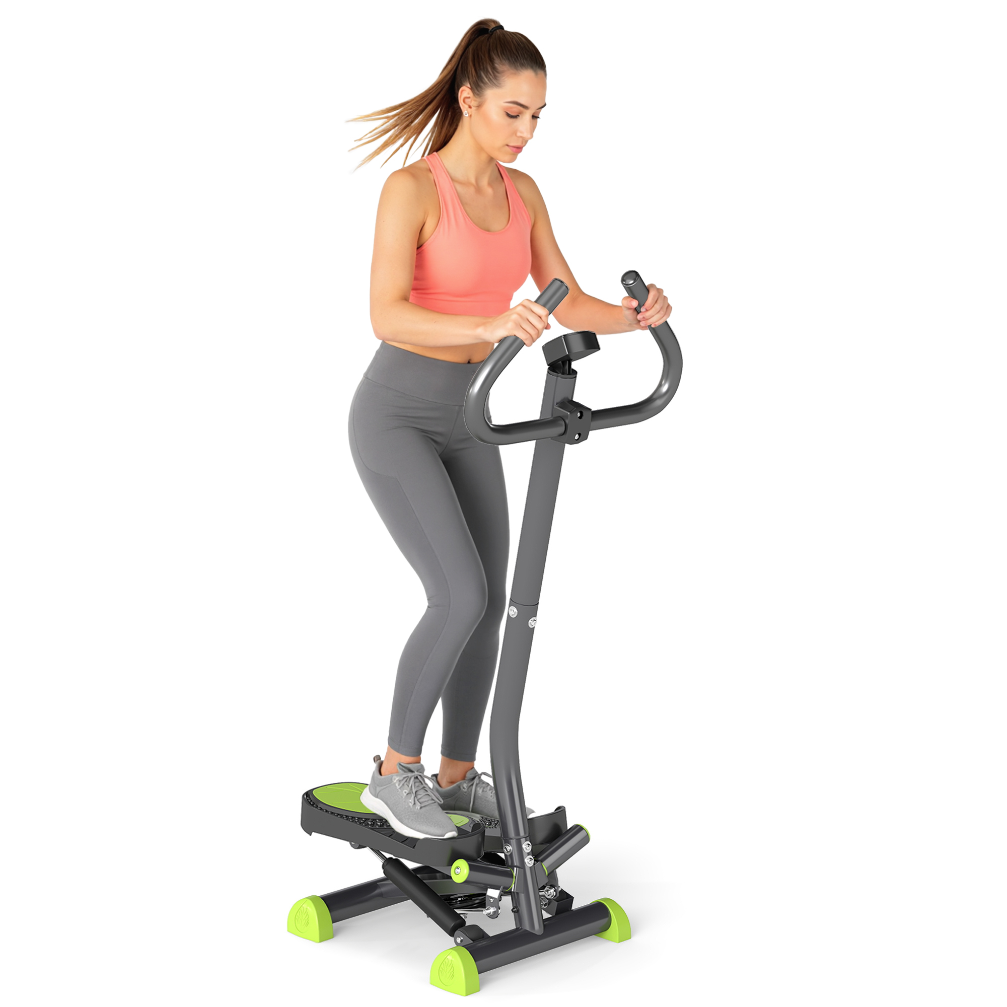 Una donna si esercita su uno stepper. Indossa un top rosa e leggings grigi. La macchina è nera e verde.