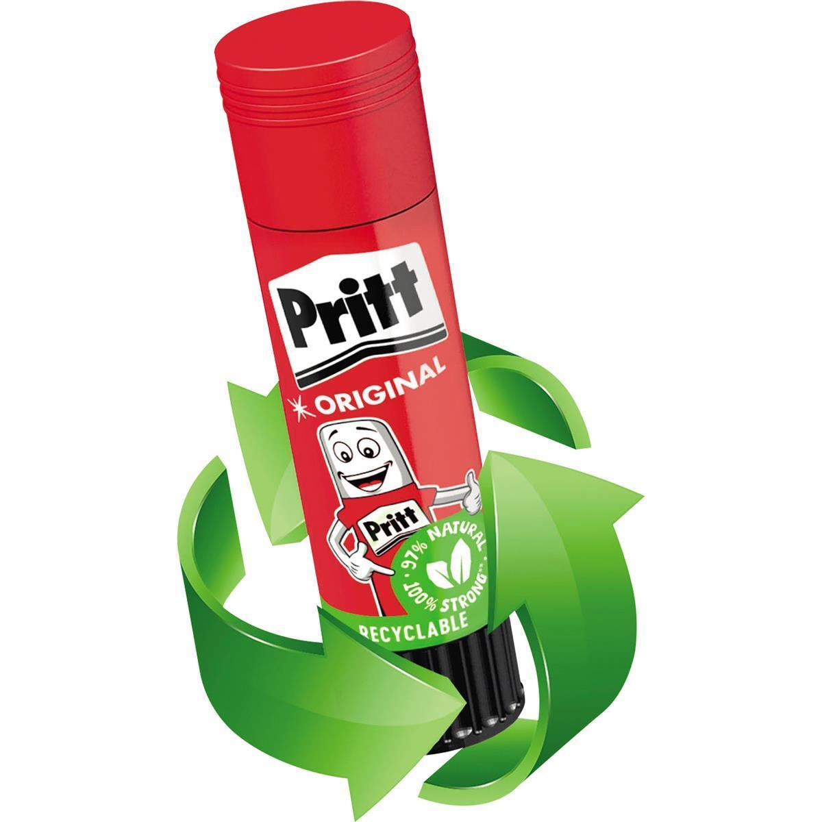 Ein roter Pritt-Klebestift mit dem Original-Logo, umgeben von grünen Recyclingpfeilen. Enthält natürliche und recycelbare Materialien.