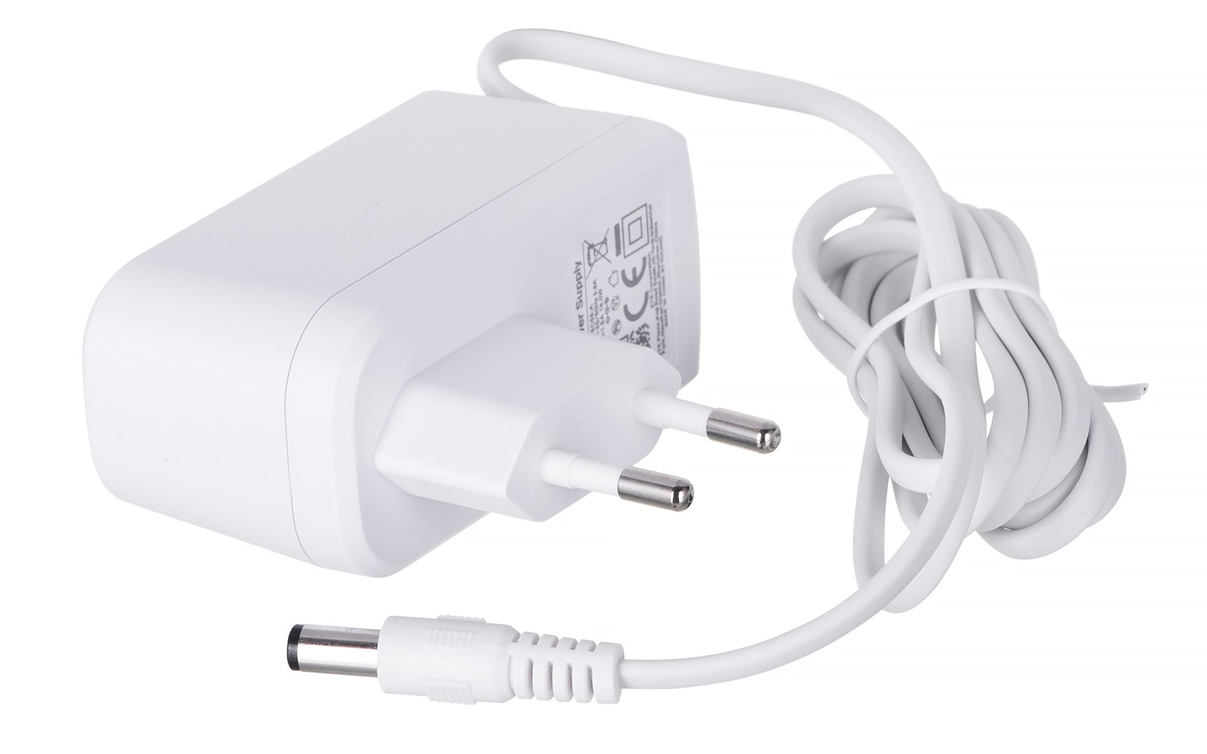 Biały zasilacz z wtyczką i zwiniętym kablem. Wtyczka ma dwa srebrne bolce. Kabel jest biały.