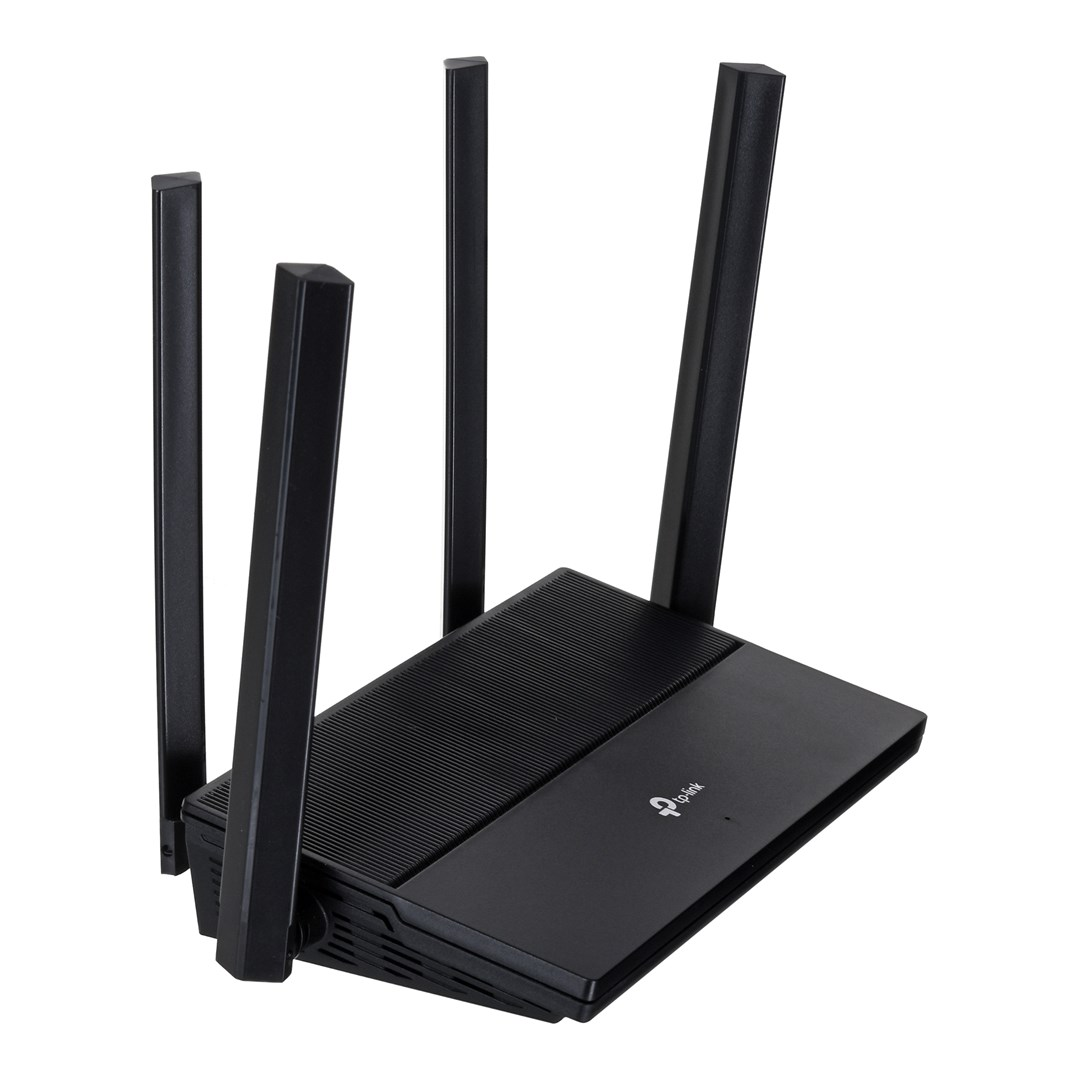Czarny router TP-Link z czterema antenami. Jest na białym tle. Router ma płaski wierzch i żebrowaną powierzchnię.