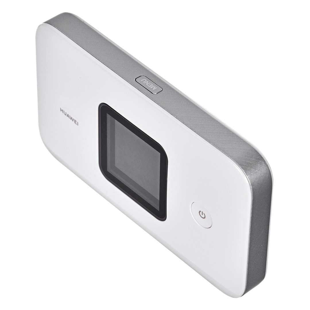 Biały router mobilny Huawei z ekranem, przyciskiem zasilania i przyciskiem menu. Urządzenie ma szarą obwódkę i znajduje się na białym tle.