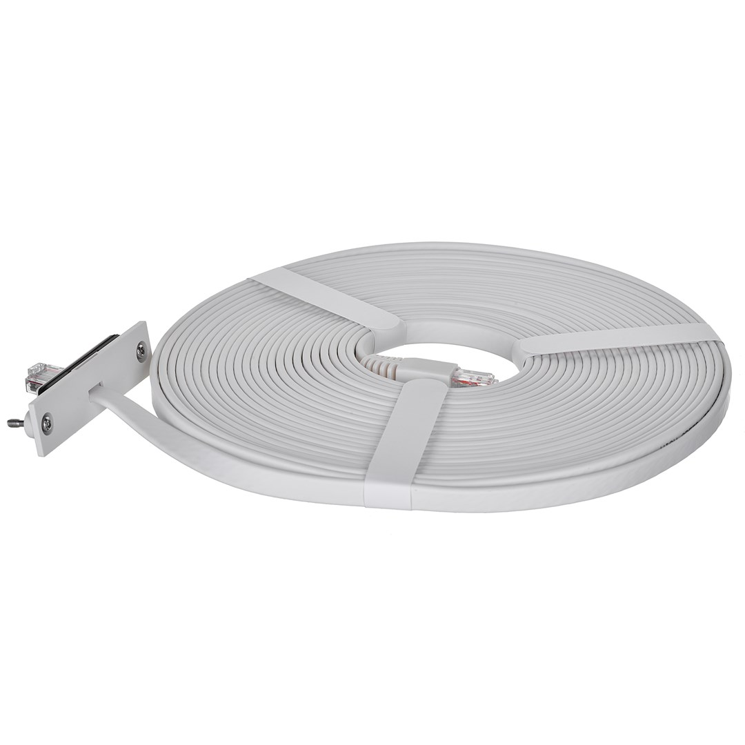 Biały płaski kabel sieciowy zwinięty, trzymany przez pasek. Złącze widoczne na końcu. Biały wspornik po lewej.