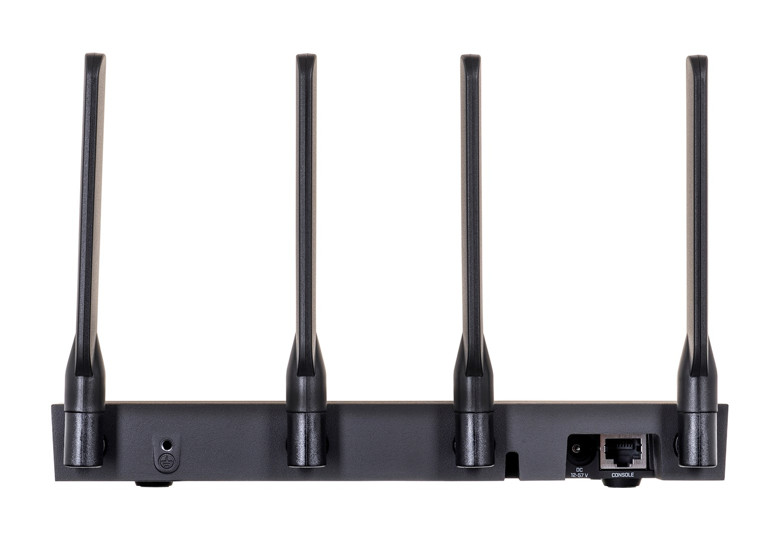 Czarny router z czterema antenami. Router ma porty i złącza z tyłu, na białym tle.