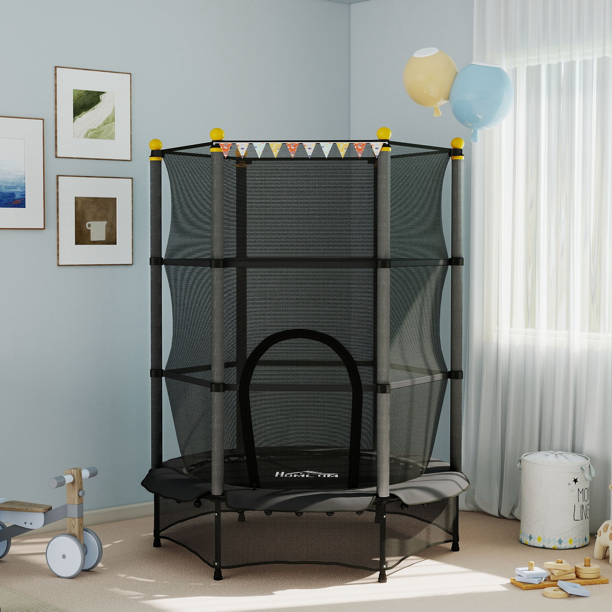 Una cameretta con un trampolino, palloncini e giocattoli. La stanza ha una parete azzurra, una finestra e cornici in legno.