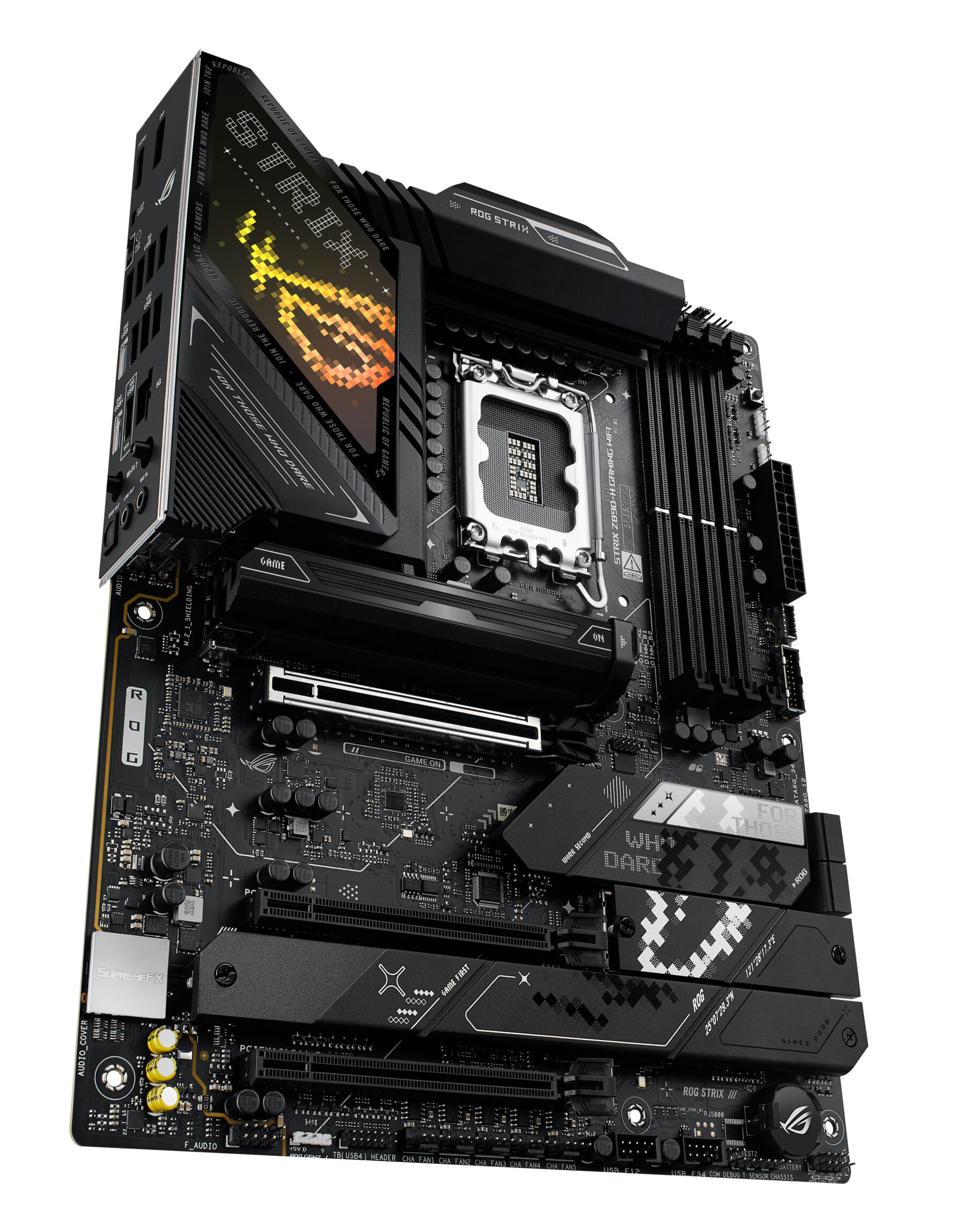 Une carte mère ROG Strix noire et argentée avec divers connecteurs et fentes. La marque est visible.