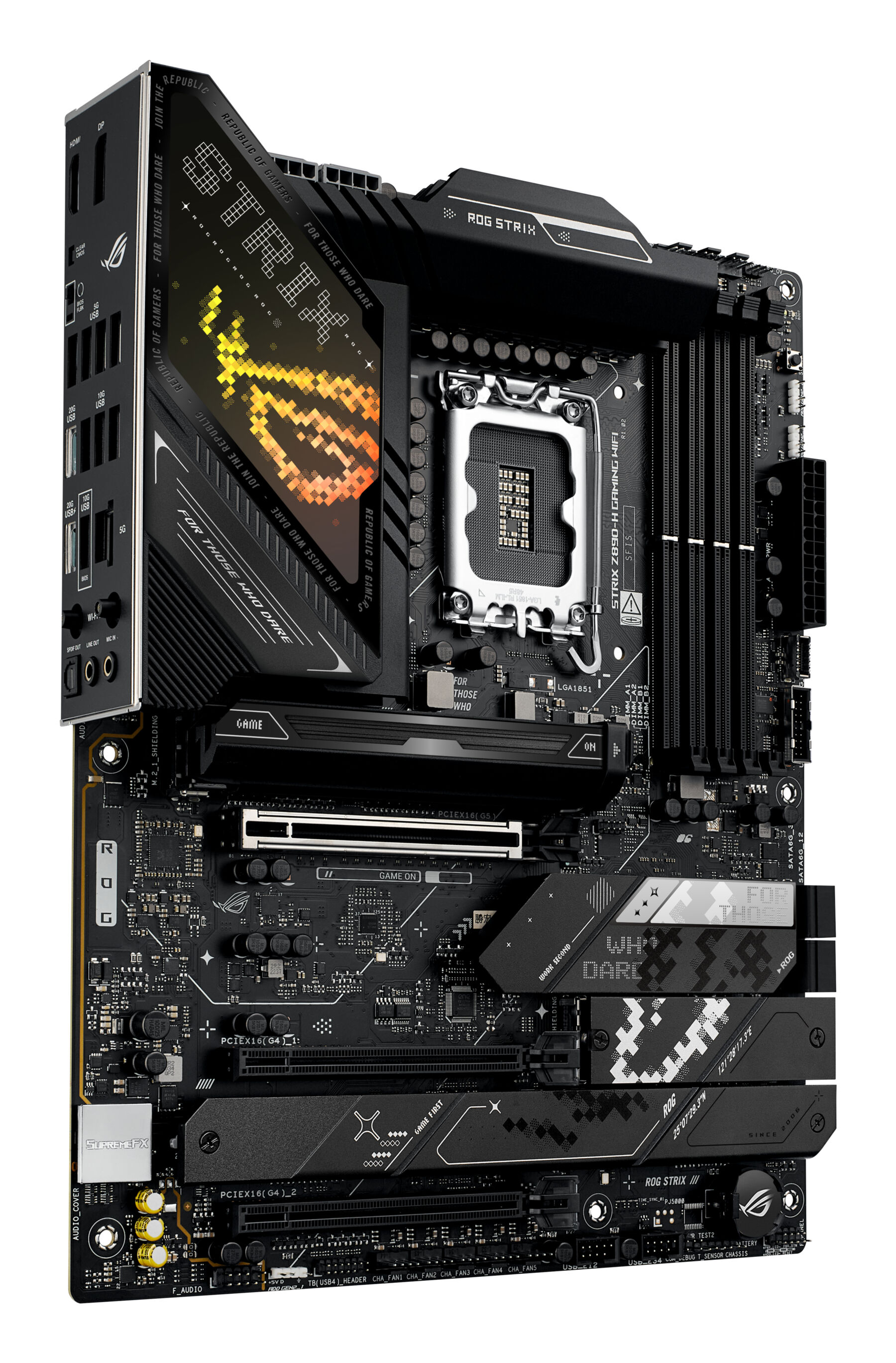 Une carte mère d'ordinateur noire avec la marque ROG Strix, comportant divers ports et emplacements.