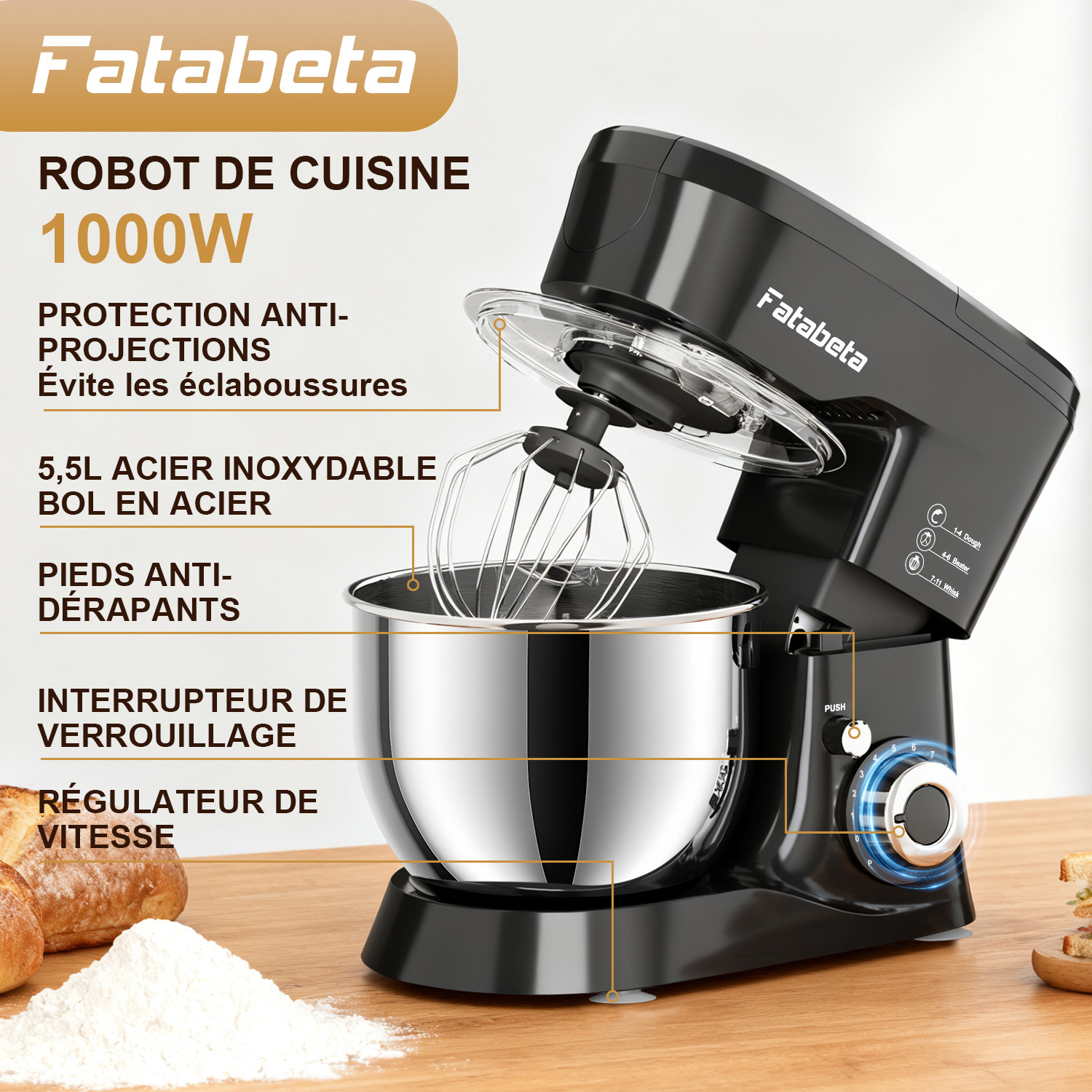Ein schwarzer Fatabeta-Küchenroboter mit Edelstahlschüssel und Schneebesen. Mehl und Brot im Vordergrund, Holzoberfläche.