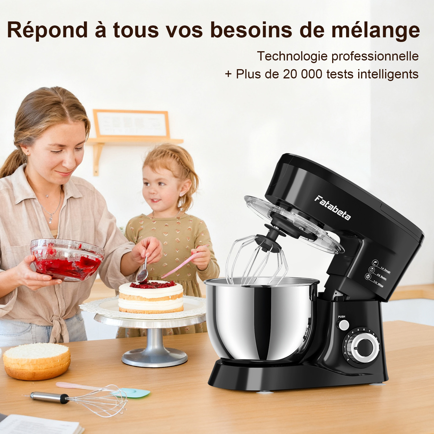 Eine Frau und ein Kind dekorieren einen Kuchen, daneben steht eine Küchenmaschine. Die Szene spielt in einer Küche mit Backutensilien.