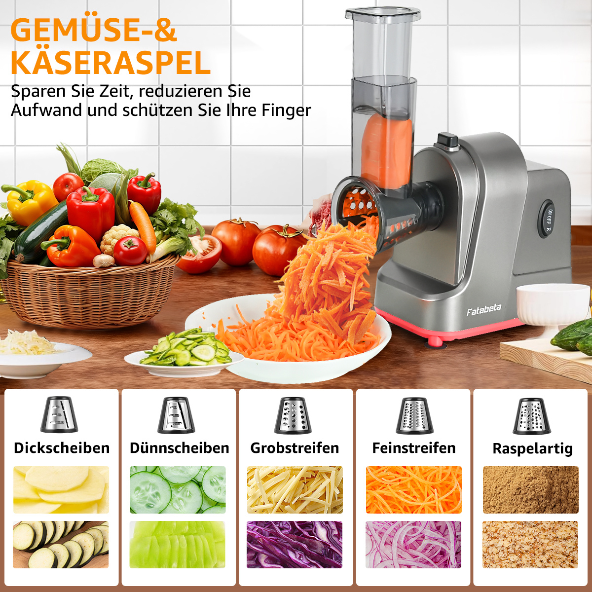Eine Küchenmaschine raspelt Karotten in eine Schüssel. Gemüse liegt in einem Korb.  Auch geschnittene Gurken und Kartoffeln sind abgebildet.