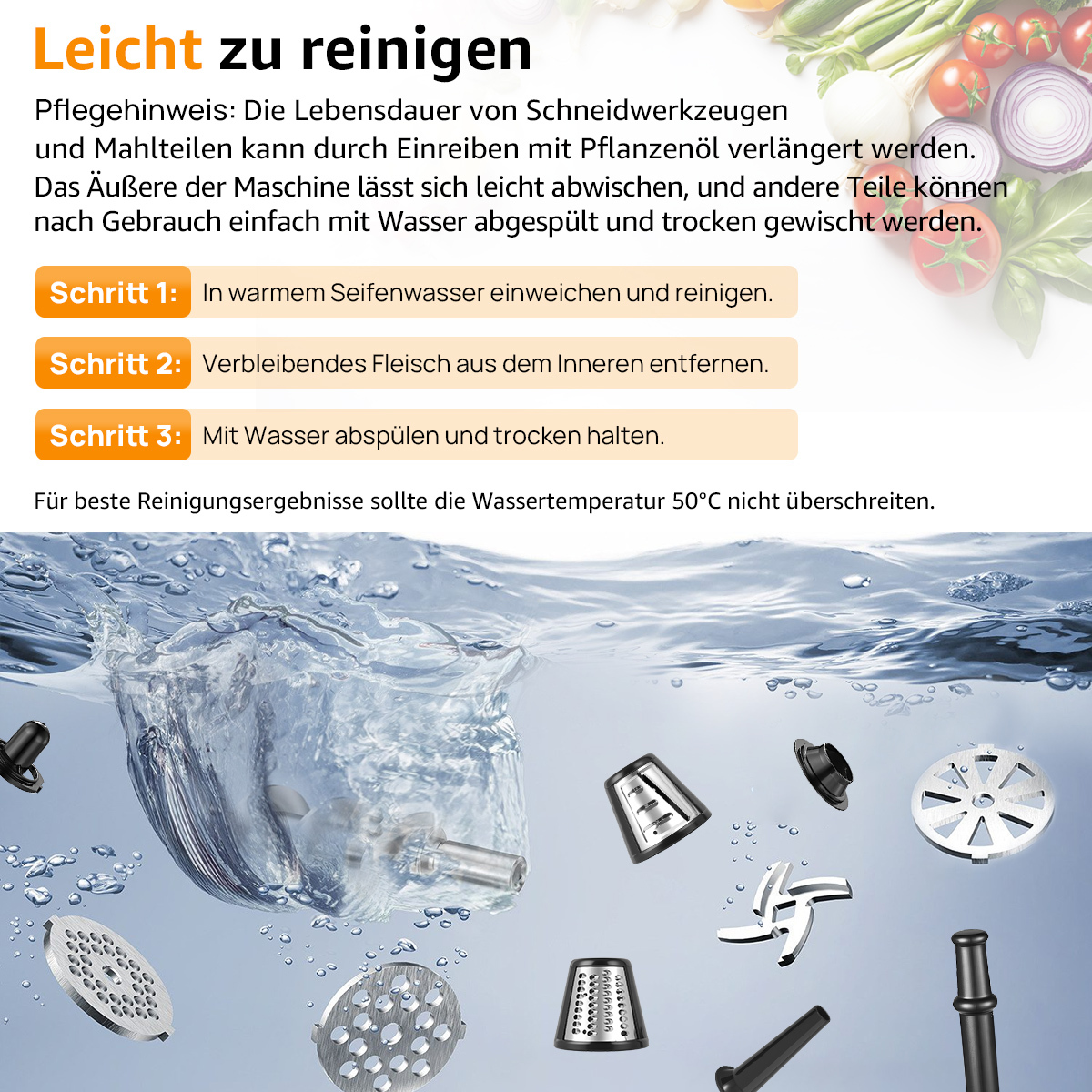 Das Bild zeigt einen Foodprozessor mit Teilen, die in Wasser getaucht sind. Text beschreibt Reinigungsschritte, Gemüse im Hintergrund.