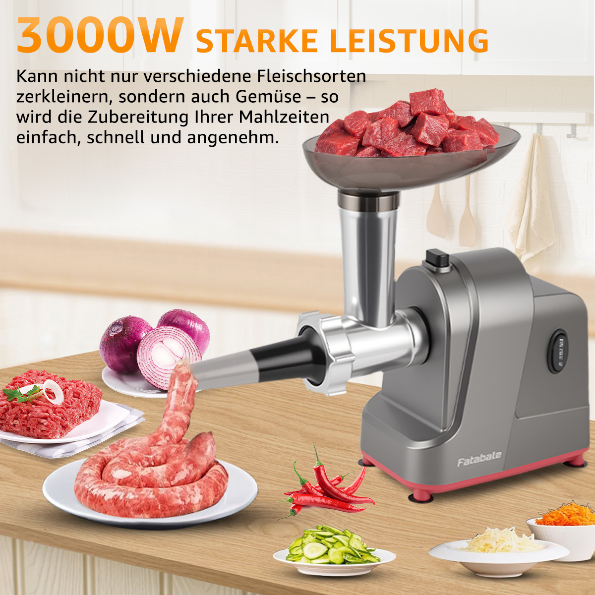 Ein Fleischwolf mit Fleisch und Gemüse. Wurst, Hackfleisch und gehacktes Gemüse liegen auf Tellern. Zwiebeln und Chilischoten sind ebenfalls vorhanden.