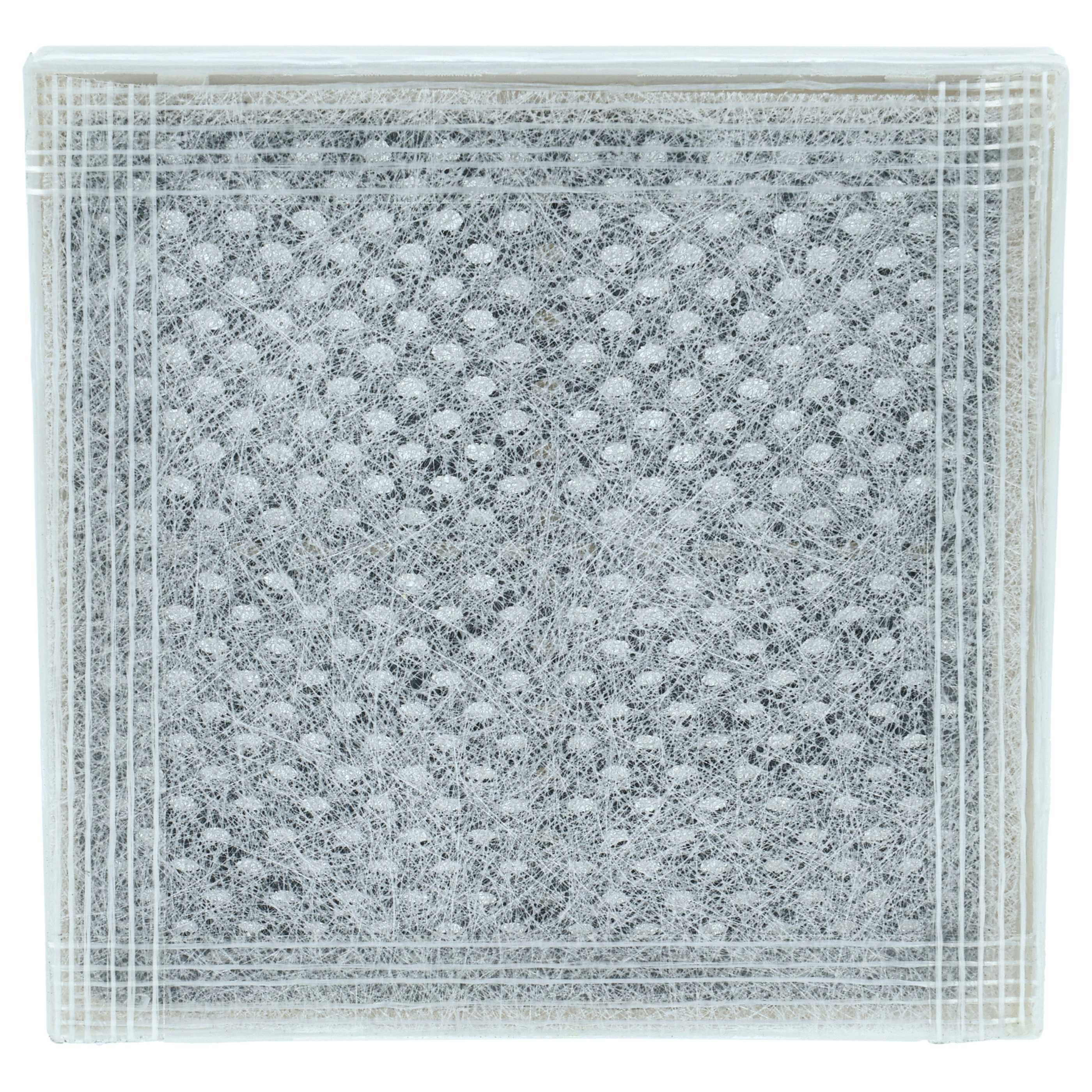 Ein quadratischer Luftfilter mit weißem Rahmen und geschichtetem Filtermaterial. Der Filter hat eine gitterartige Struktur.