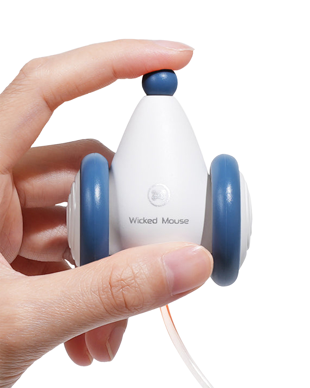 Bir el, beyaz ve mavi bir oyuncak fare tutuyor. Mavi tekerlekleri, mavi bir üst kısmı var ve üzerinde 'Wicked Mouse' yazısı yazılı.
