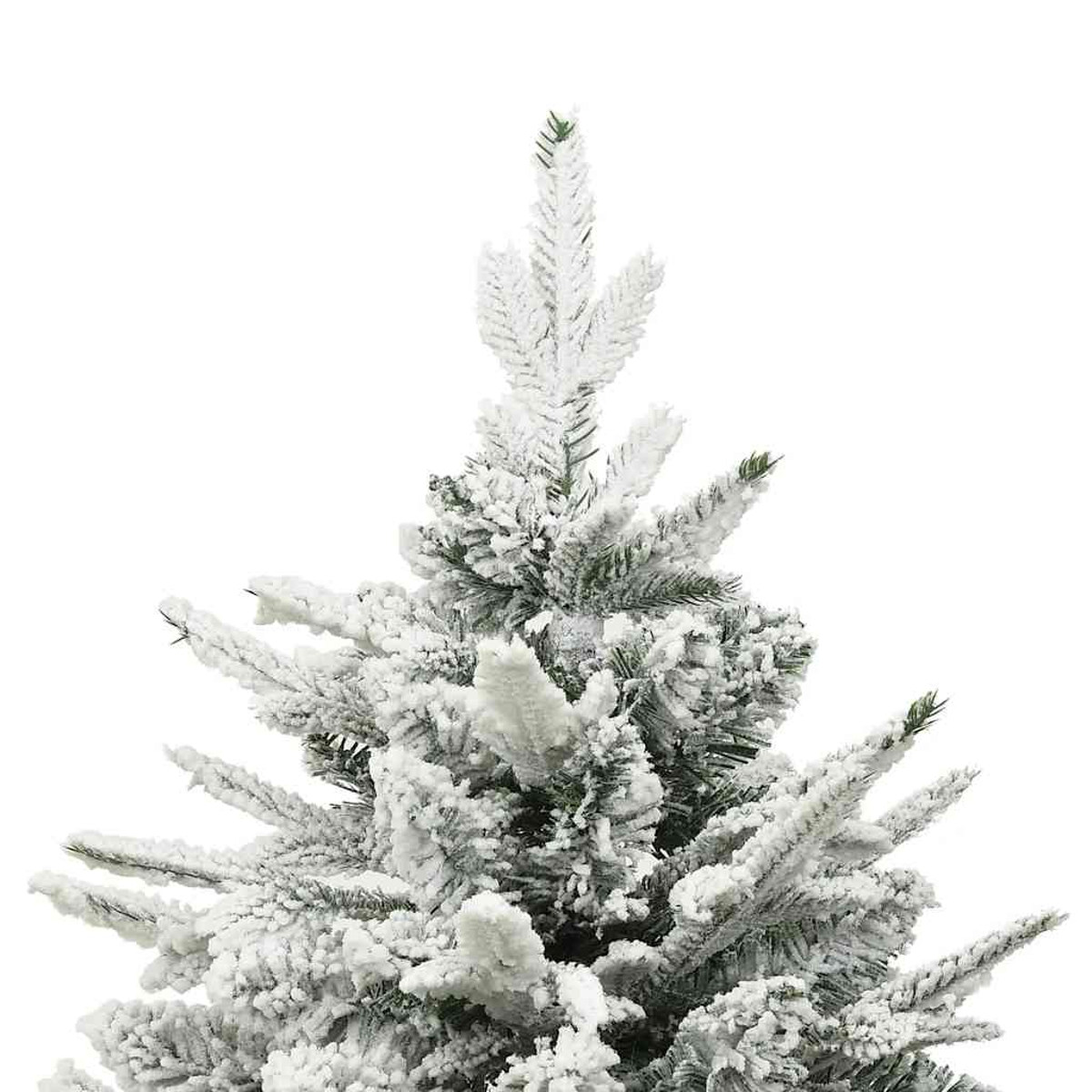 Nahaufnahme eines schneebedeckten Weihnachtsbaums. Weißer Schnee bedeckt grüne Nadeln. Der Hintergrund ist weiß.
