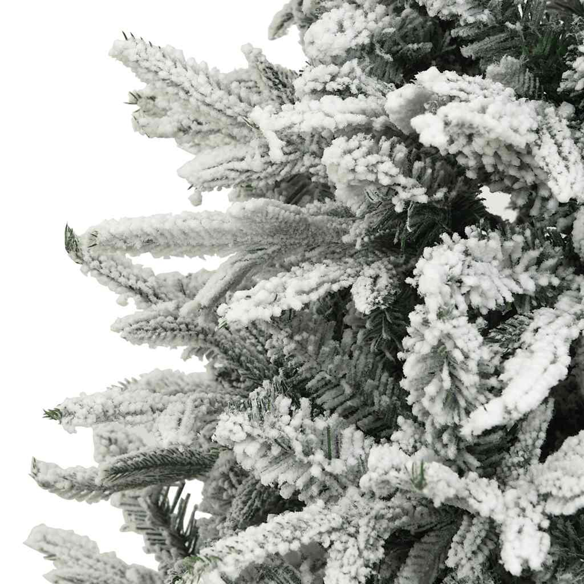 Nahaufnahme eines schneebedeckten Weihnachtsbaumes. Weißer Schnee bedeckt die grünen Nadeln und erzeugt eine winterliche Szene.